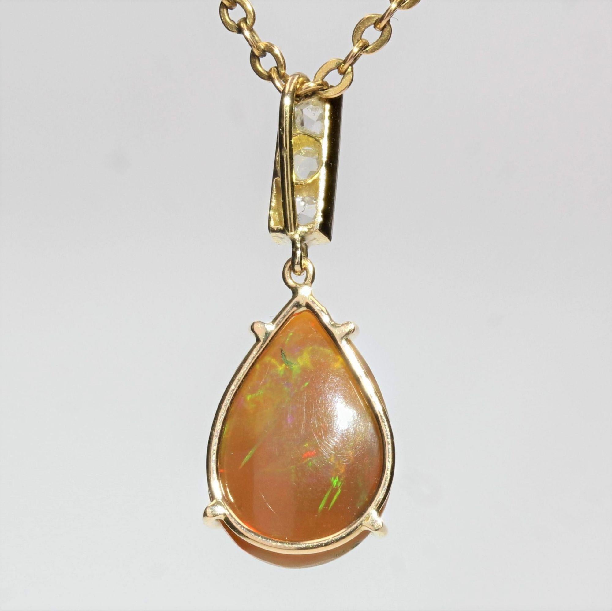 1960s Opal Diamonds 18 Karat Yellow White Gold Pendant In Good Condition For Sale In Poitiers, FR
