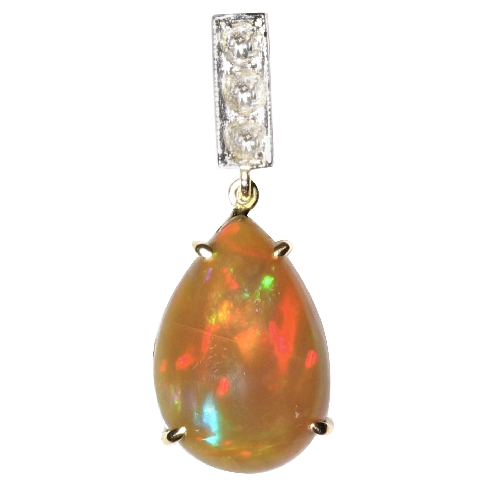 Pendentif en or jaune et blanc 18 carats avec opale et diamants, années 1960