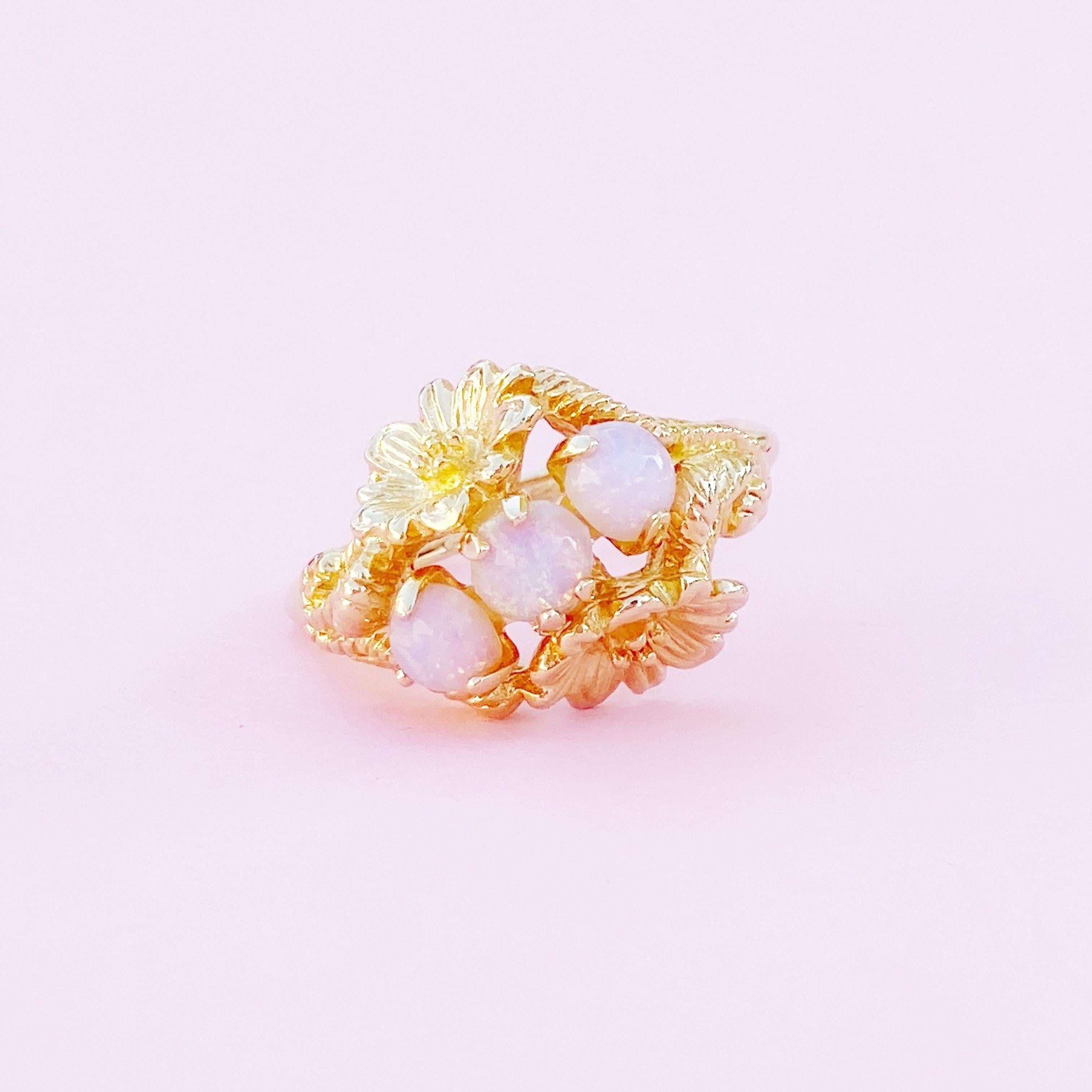 - Vintage item

- Size 9

- Gold plated

- Foil glass simulated Opals

- By Avon (signed on interior)

- Comes with original Avon box

- Circa 1960s

- Estate acquired

- Excellent vintage condition 