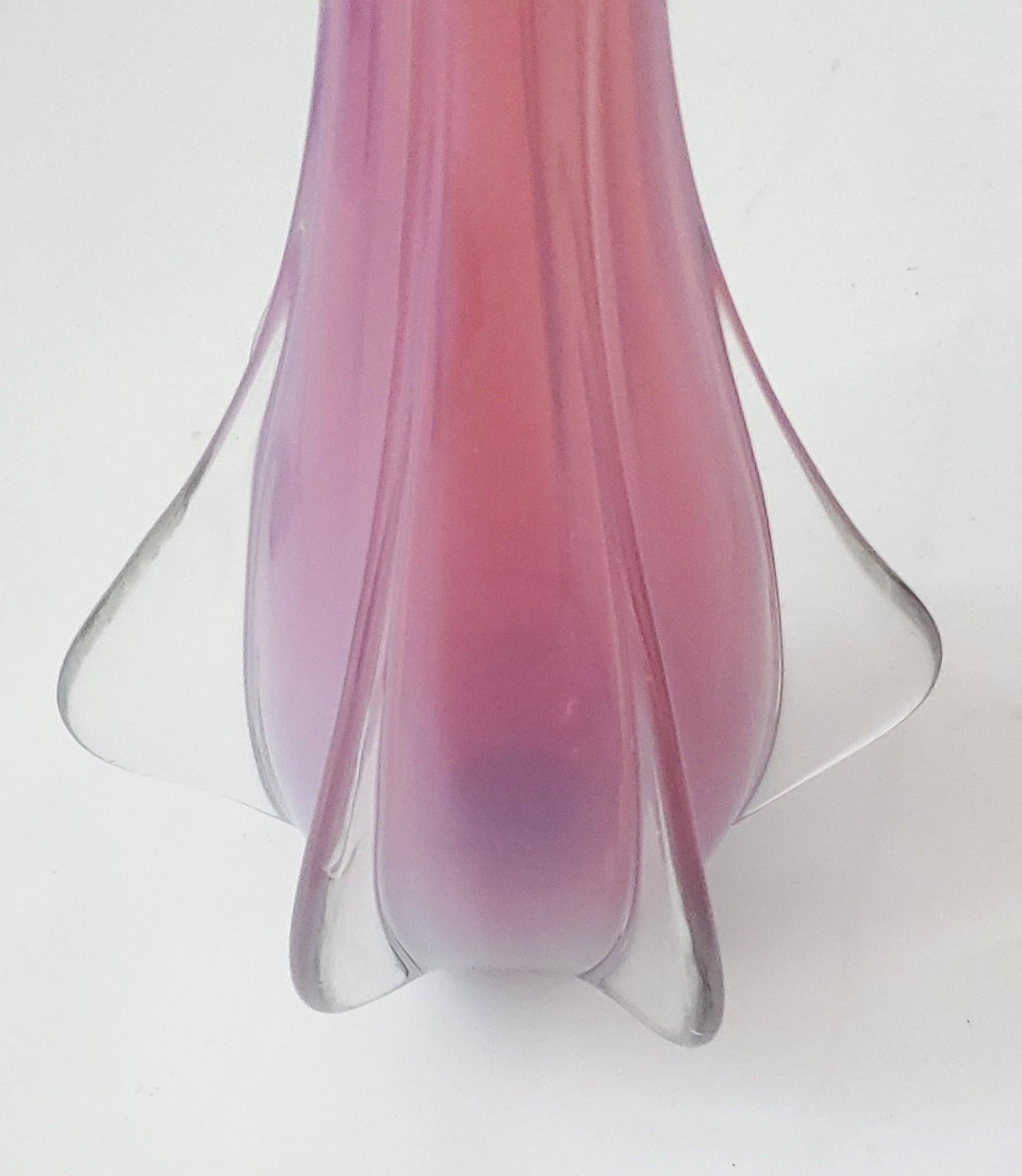 Vaso in vetro di Murano rosa opalescente del 1960 in vendita 3