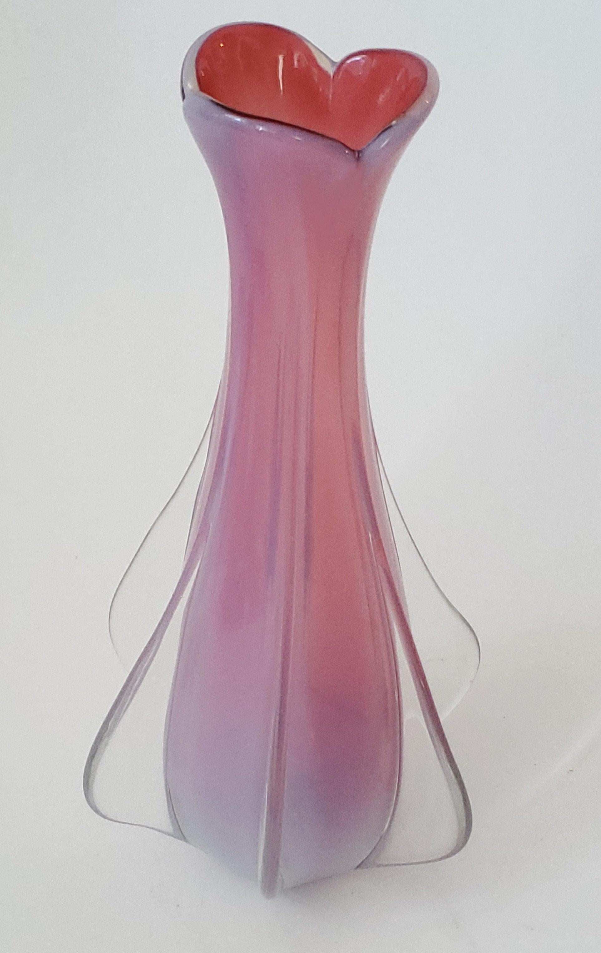 Italiano Vaso in vetro di Murano rosa opalescente del 1960 in vendita