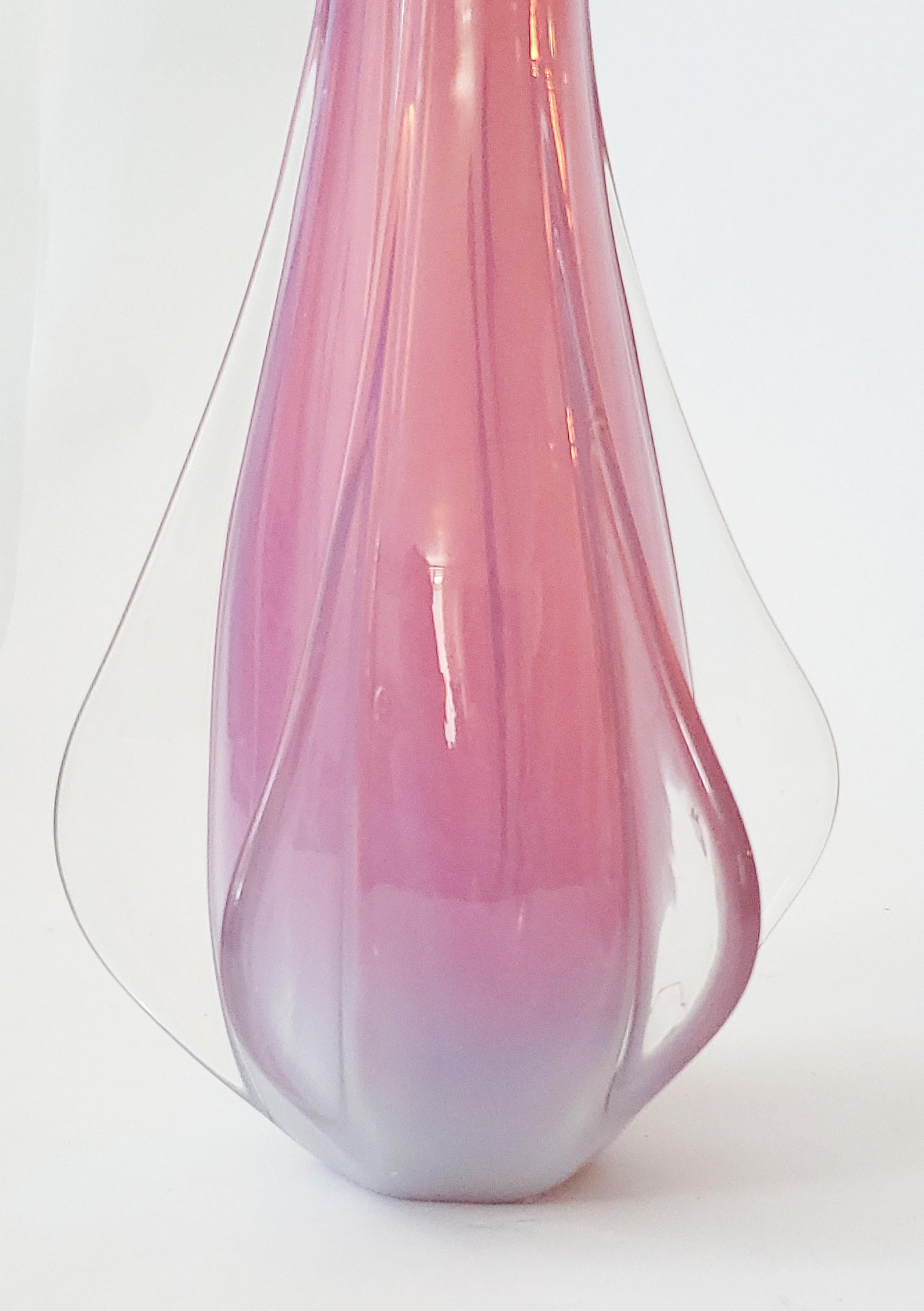XX secolo Vaso in vetro di Murano rosa opalescente del 1960 in vendita