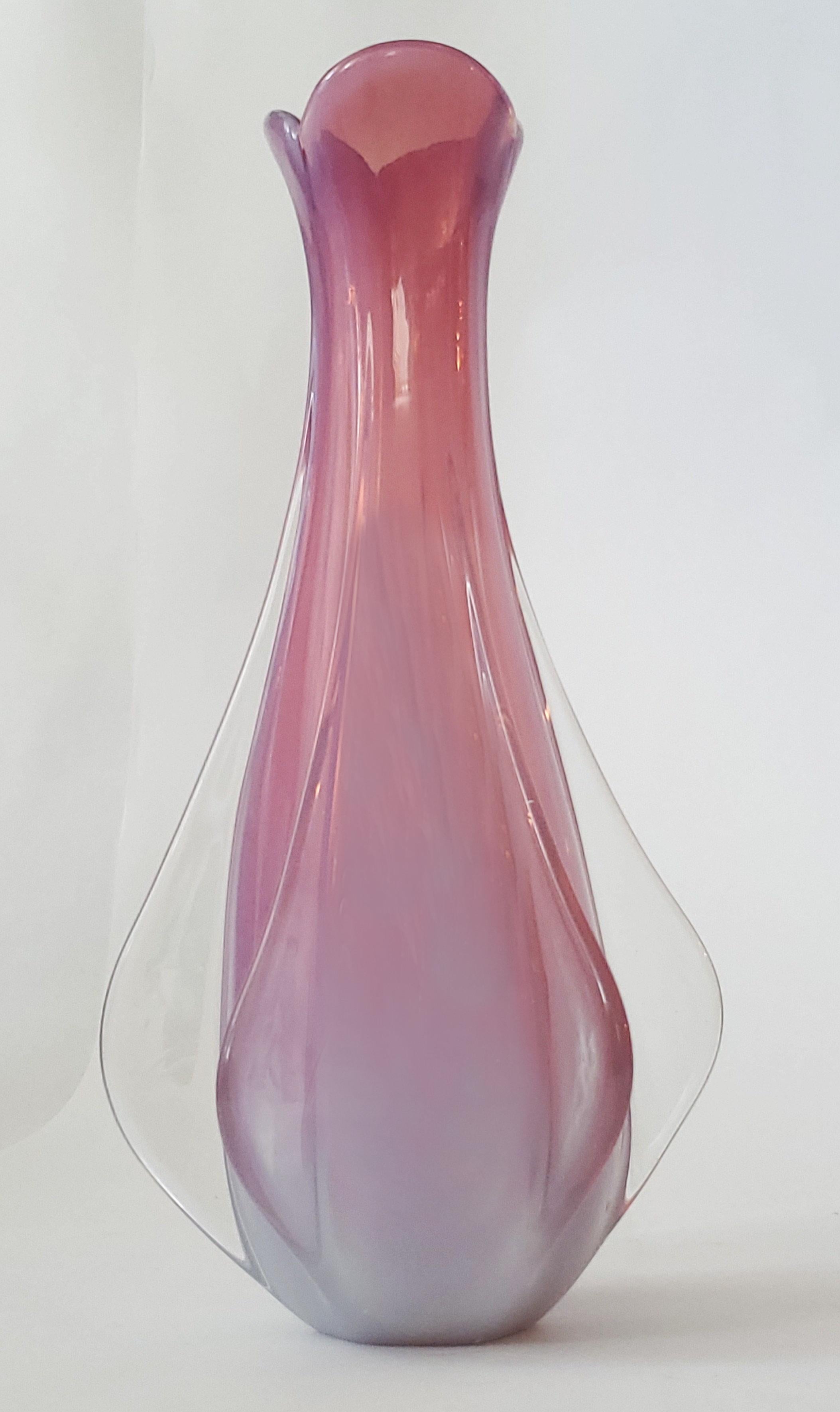 Vetro artistico Vaso in vetro di Murano rosa opalescente del 1960 in vendita