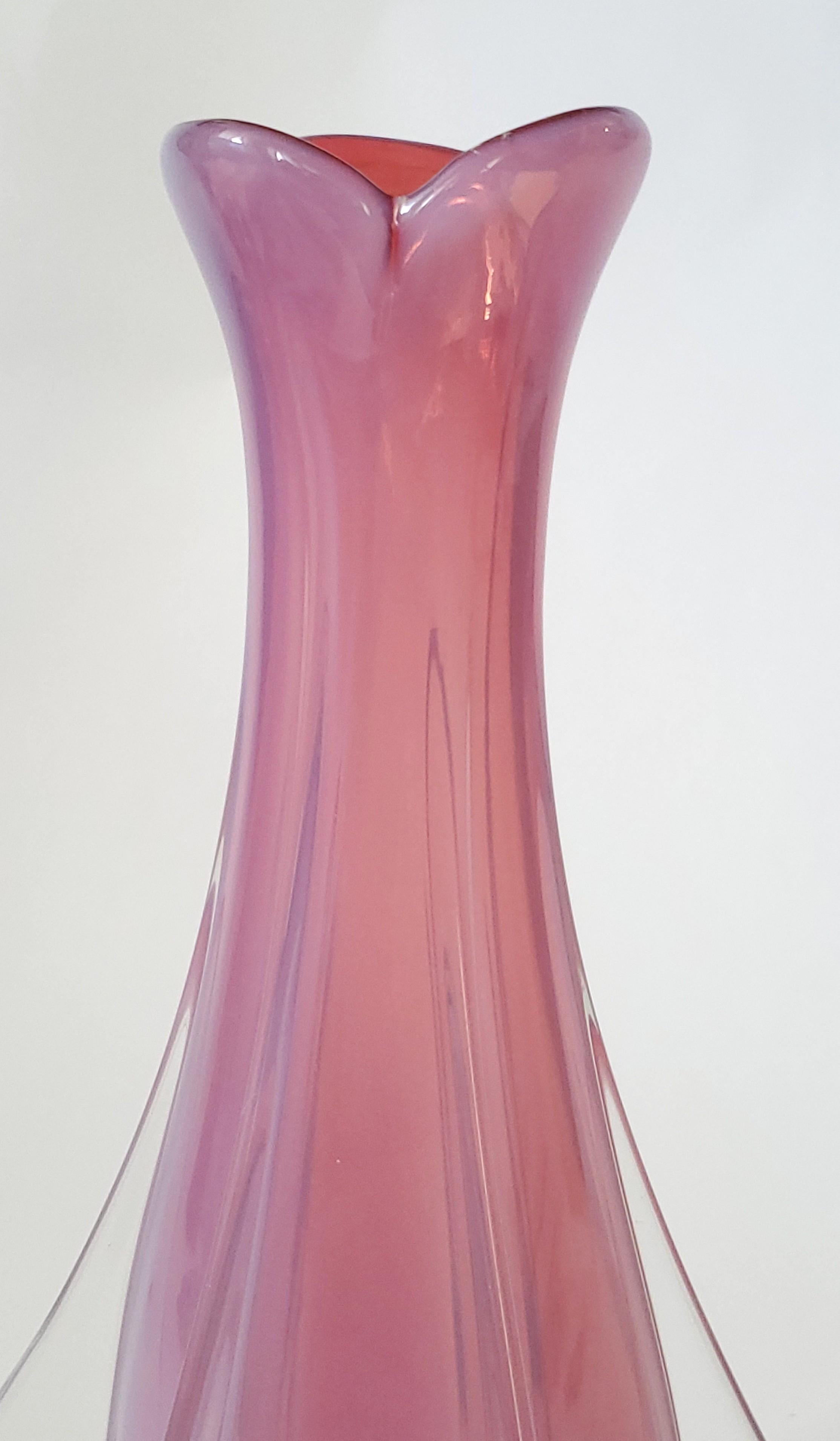 Vaso in vetro di Murano rosa opalescente del 1960 in vendita 1