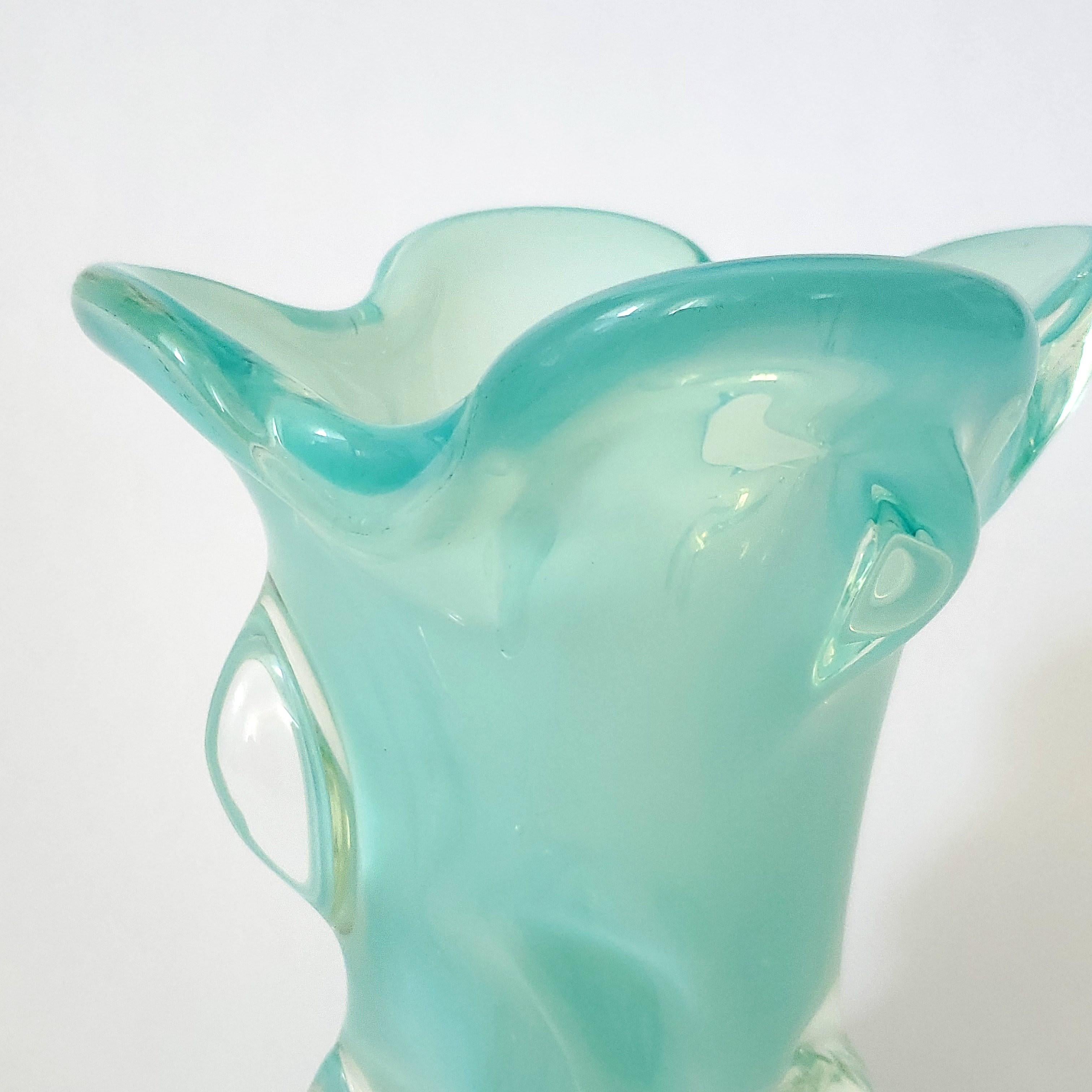 Vaso in vetro di Murano opalescente turchese del 1960 in vendita 2