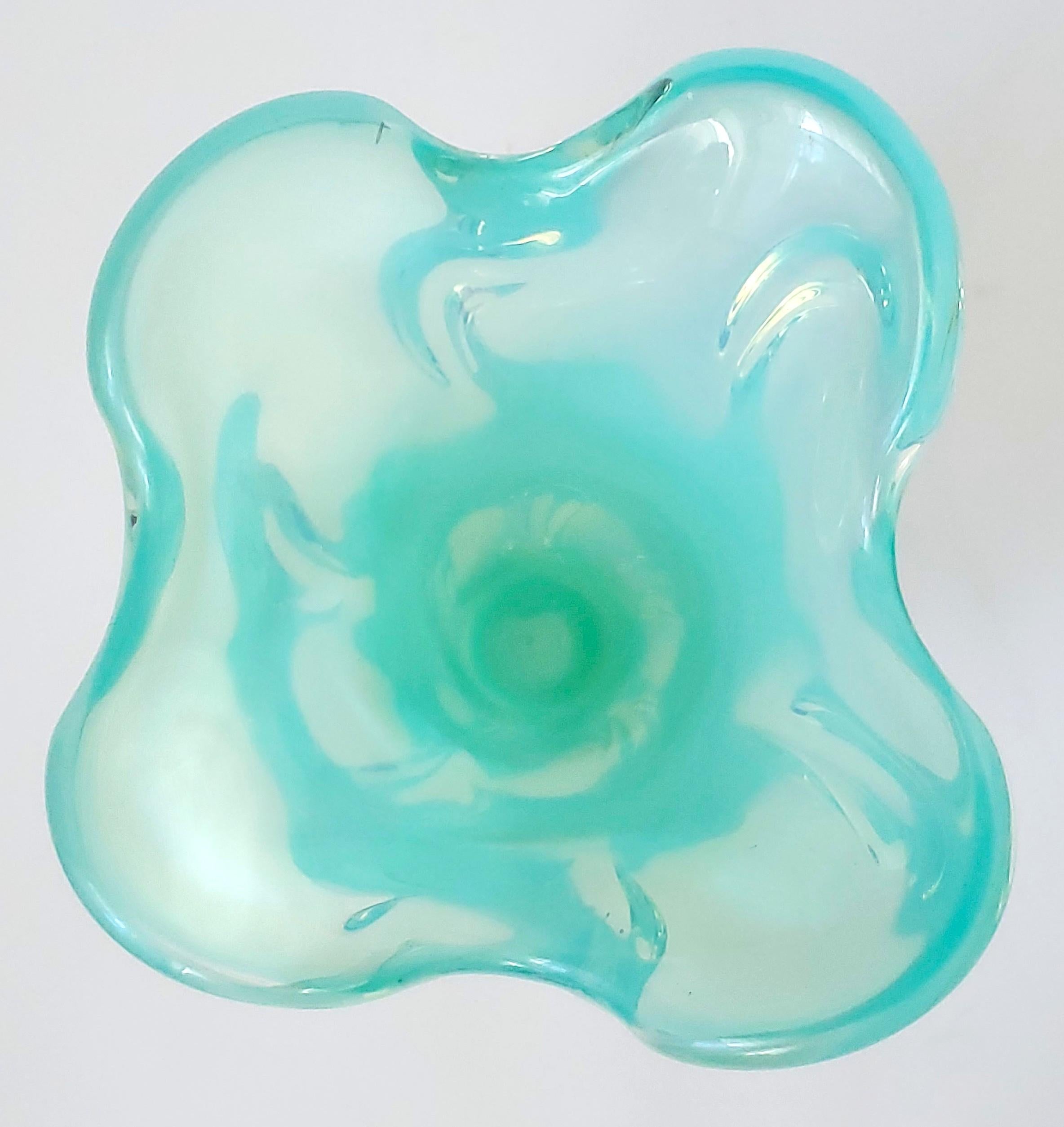 Italiano Vaso in vetro di Murano opalescente turchese del 1960 in vendita