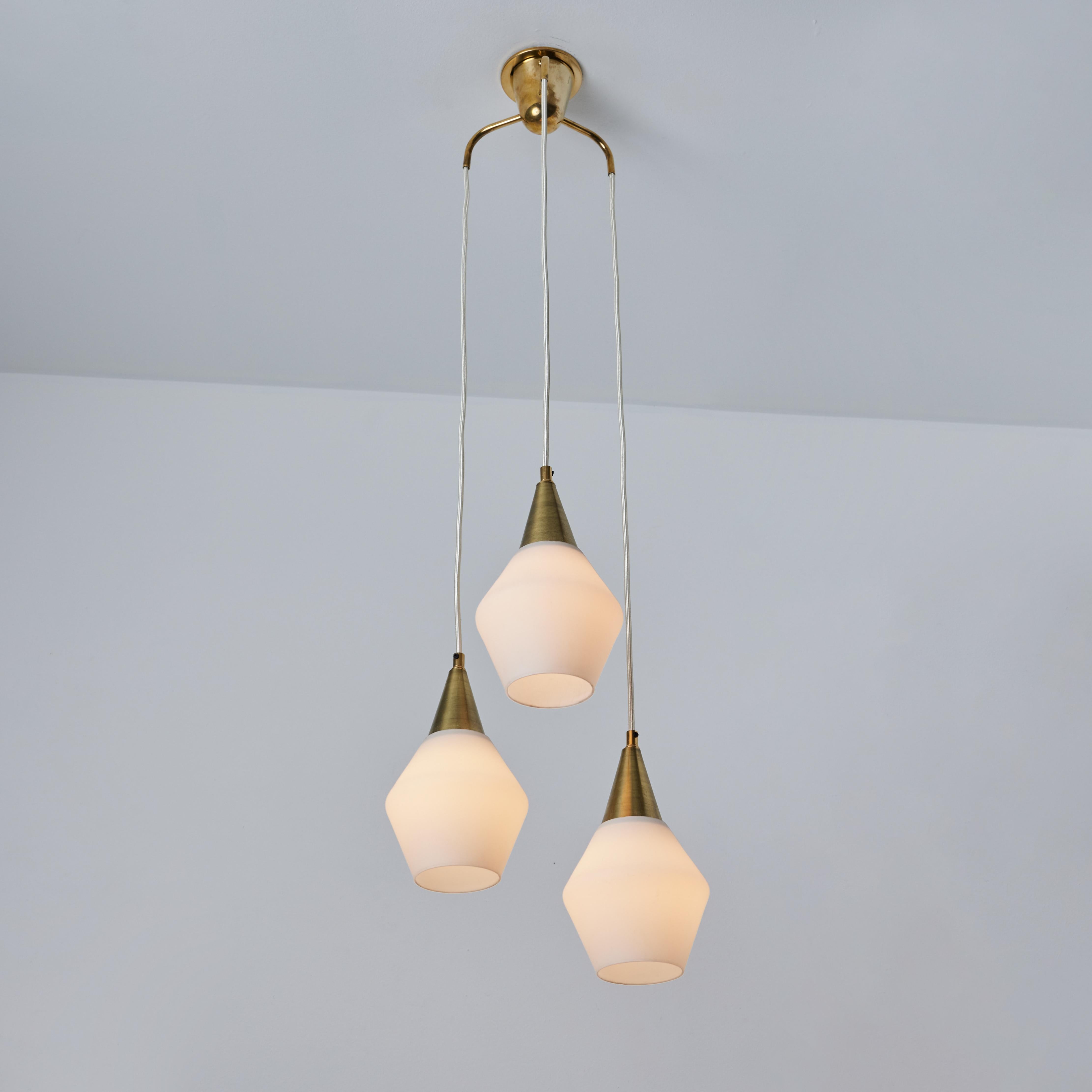 Lustre en verre opalin et laiton des années 1960 attribué à Mauri Almari pour Idman en vente 10