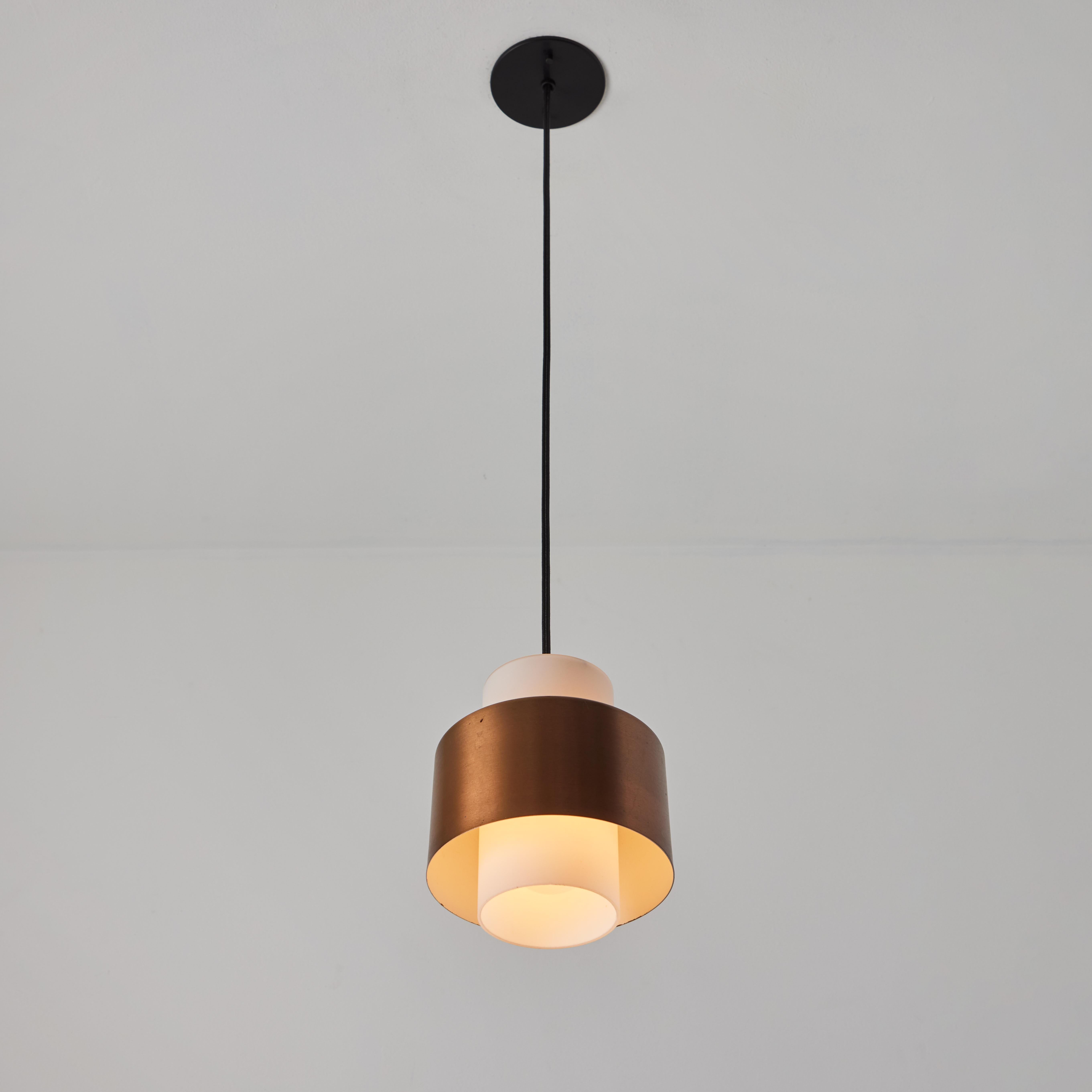 Mid-Century Modern Lampe suspendue des années 1960 en verre opalin et cuivre attribuée à Stilnovo en vente