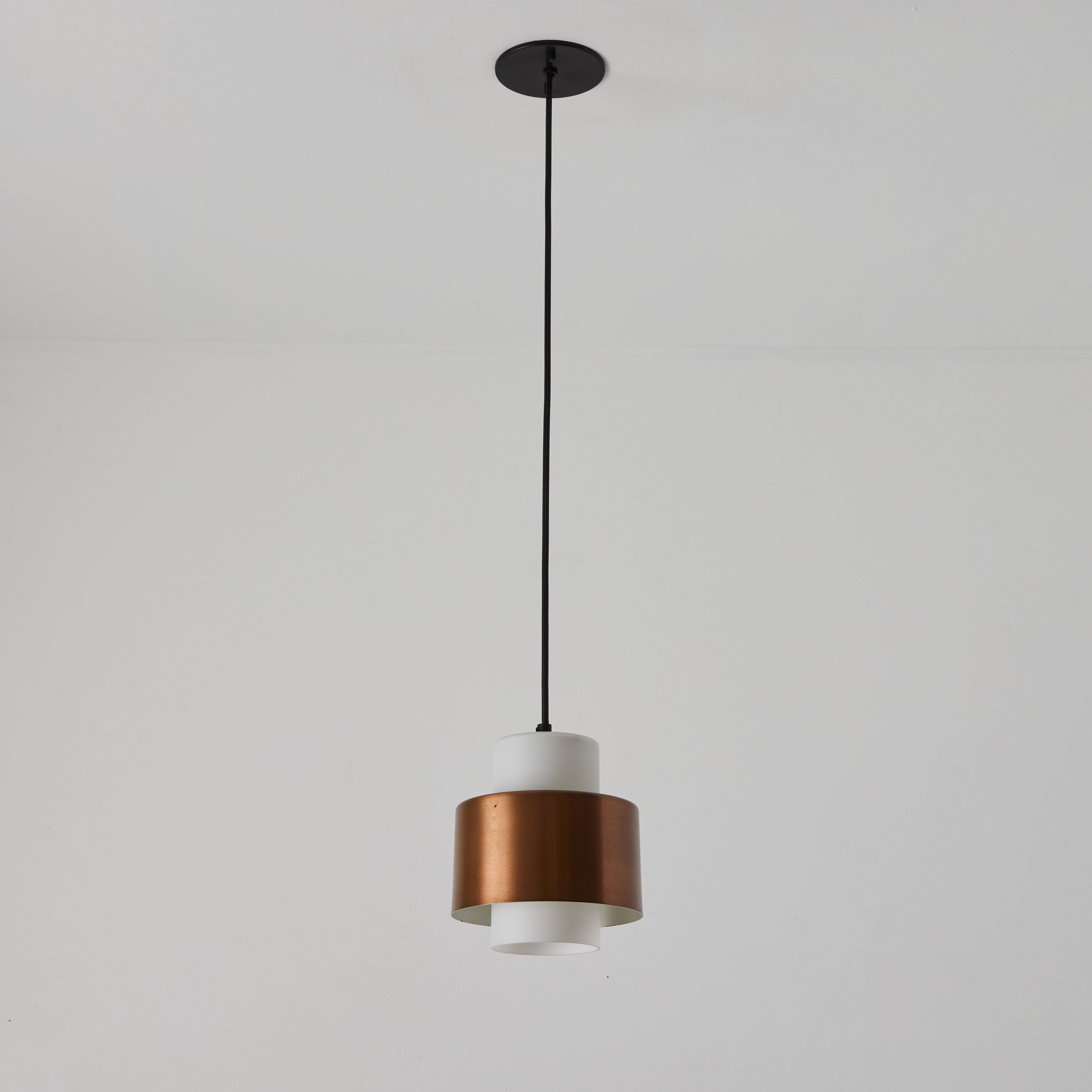 Lampada a sospensione in vetro opalino e rame degli anni '60 attribuita a Stilnovo In condizioni buone in vendita a Glendale, CA