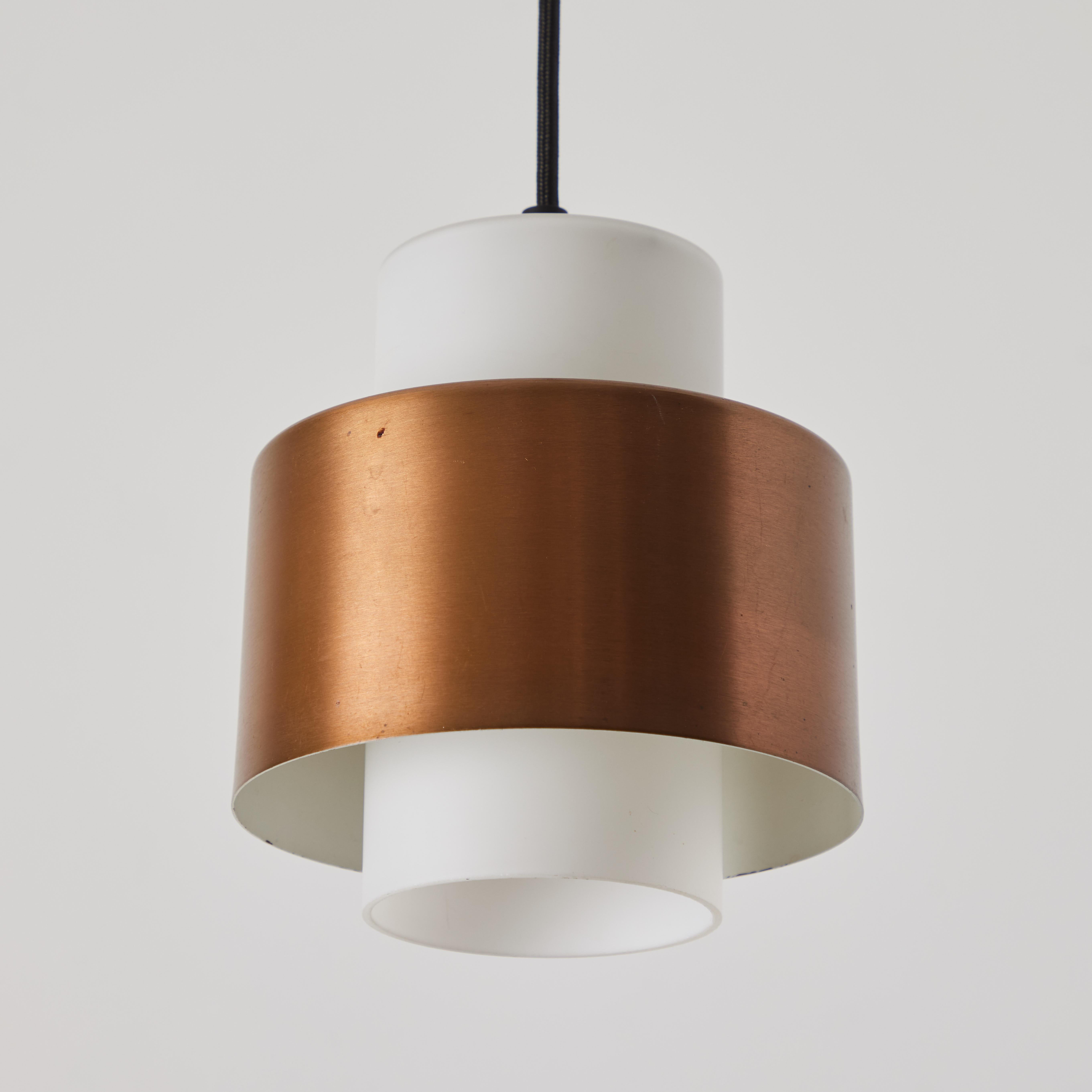 Lampada a sospensione in vetro opalino e rame degli anni '60 attribuita a Stilnovo in vendita 1