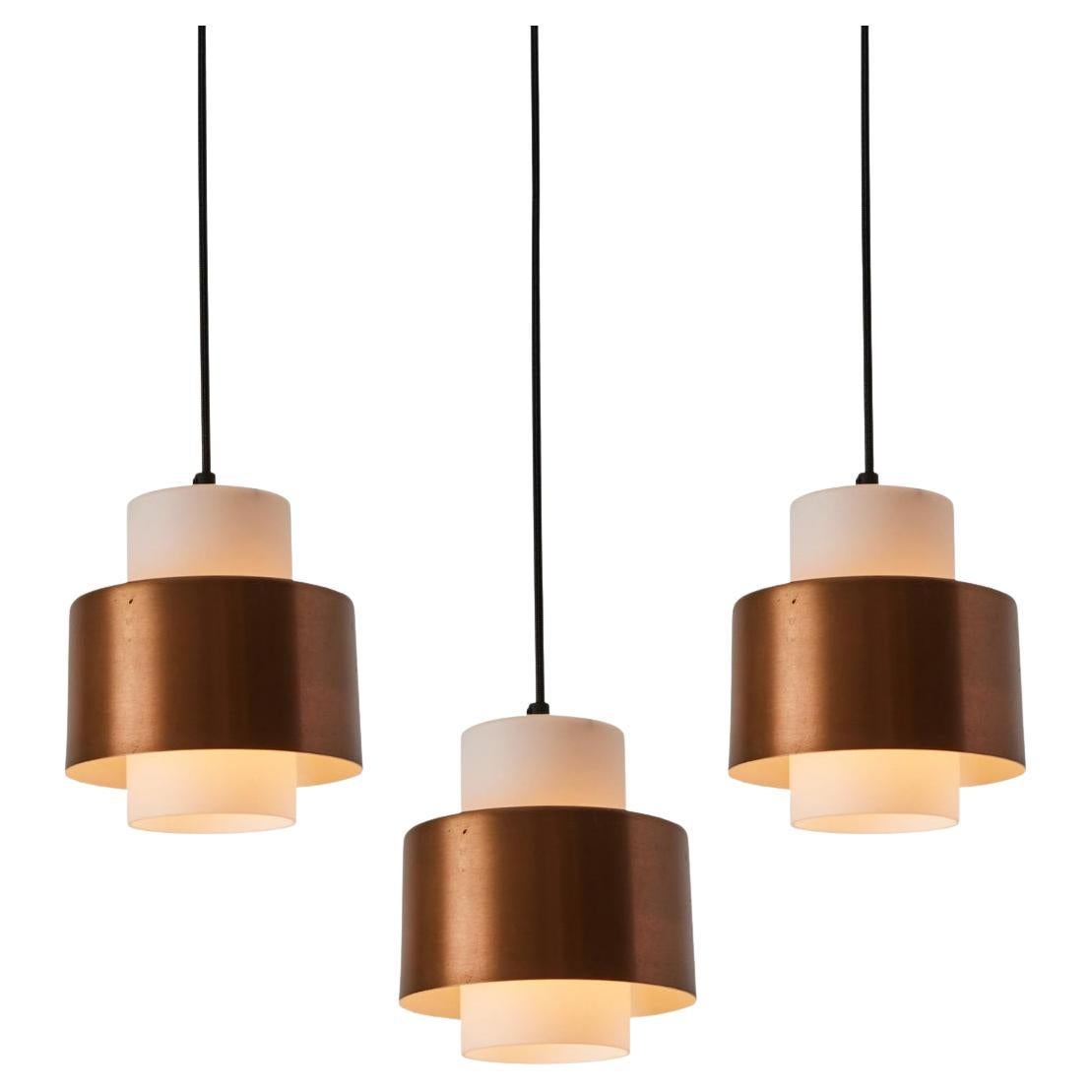 Lampe suspendue des années 1960 en verre opalin et cuivre attribuée à Stilnovo