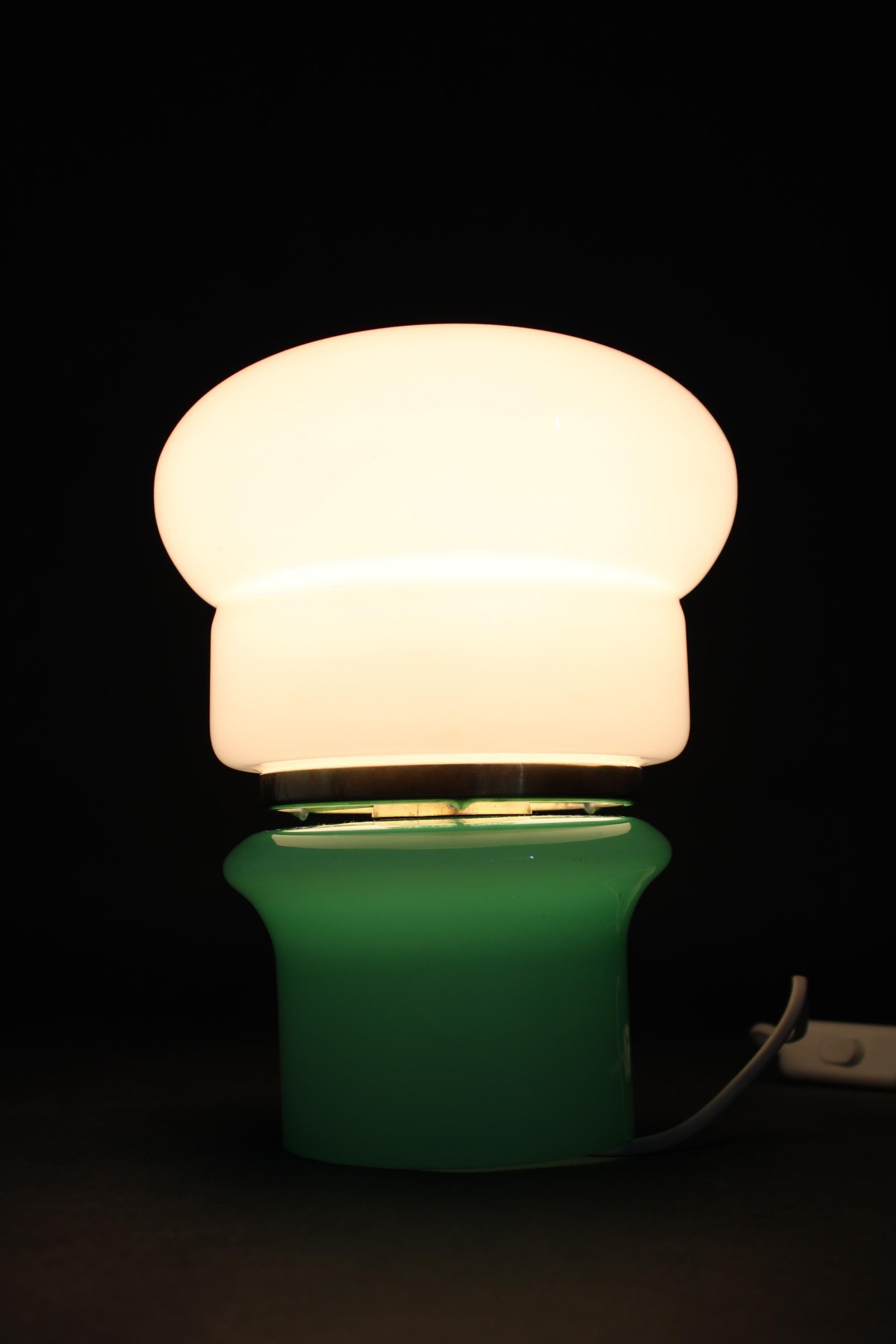 1960er Opalglas-Tischlampe , Tschechoslowakei im Angebot 3
