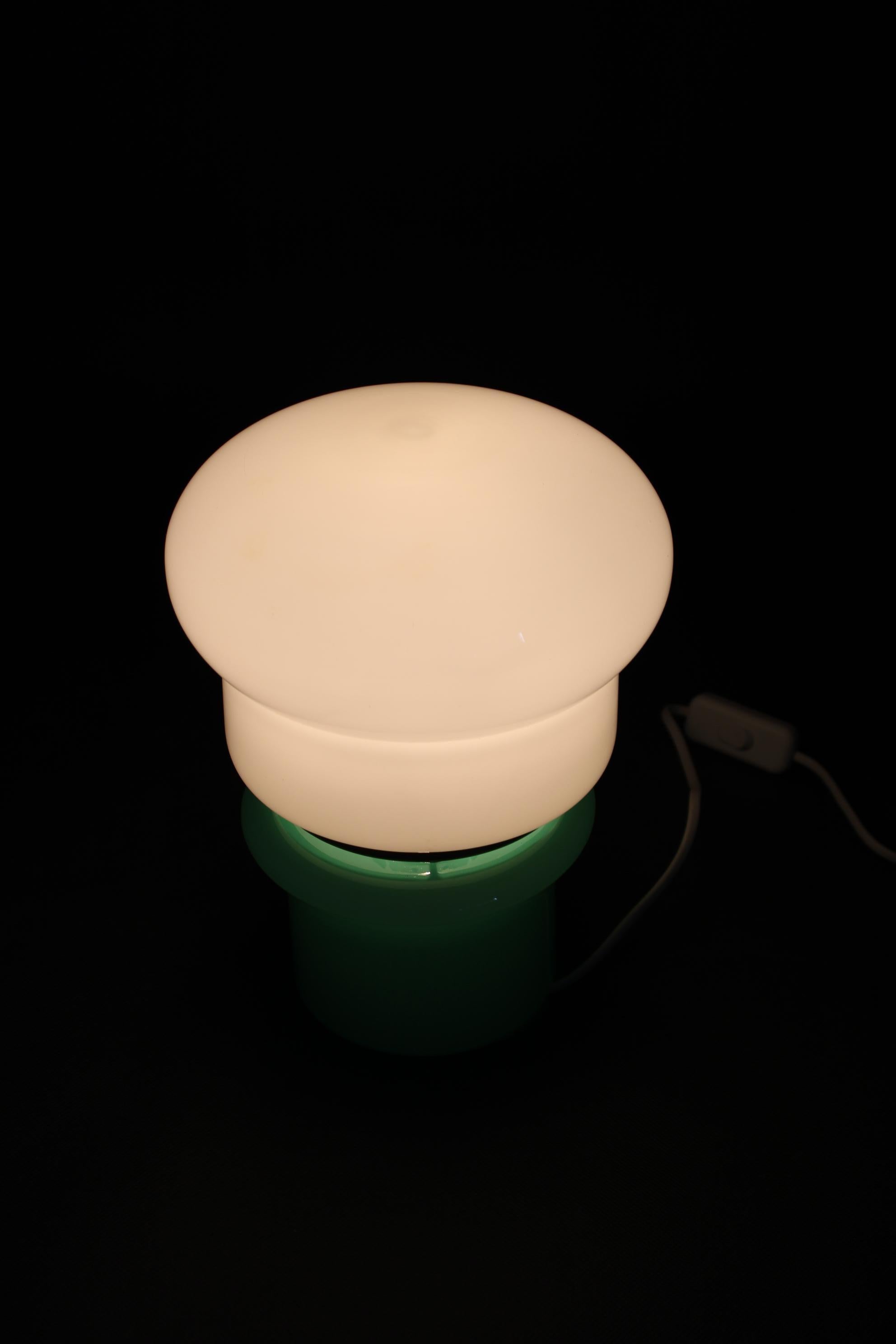 1960er Opalglas-Tischlampe , Tschechoslowakei im Angebot 4