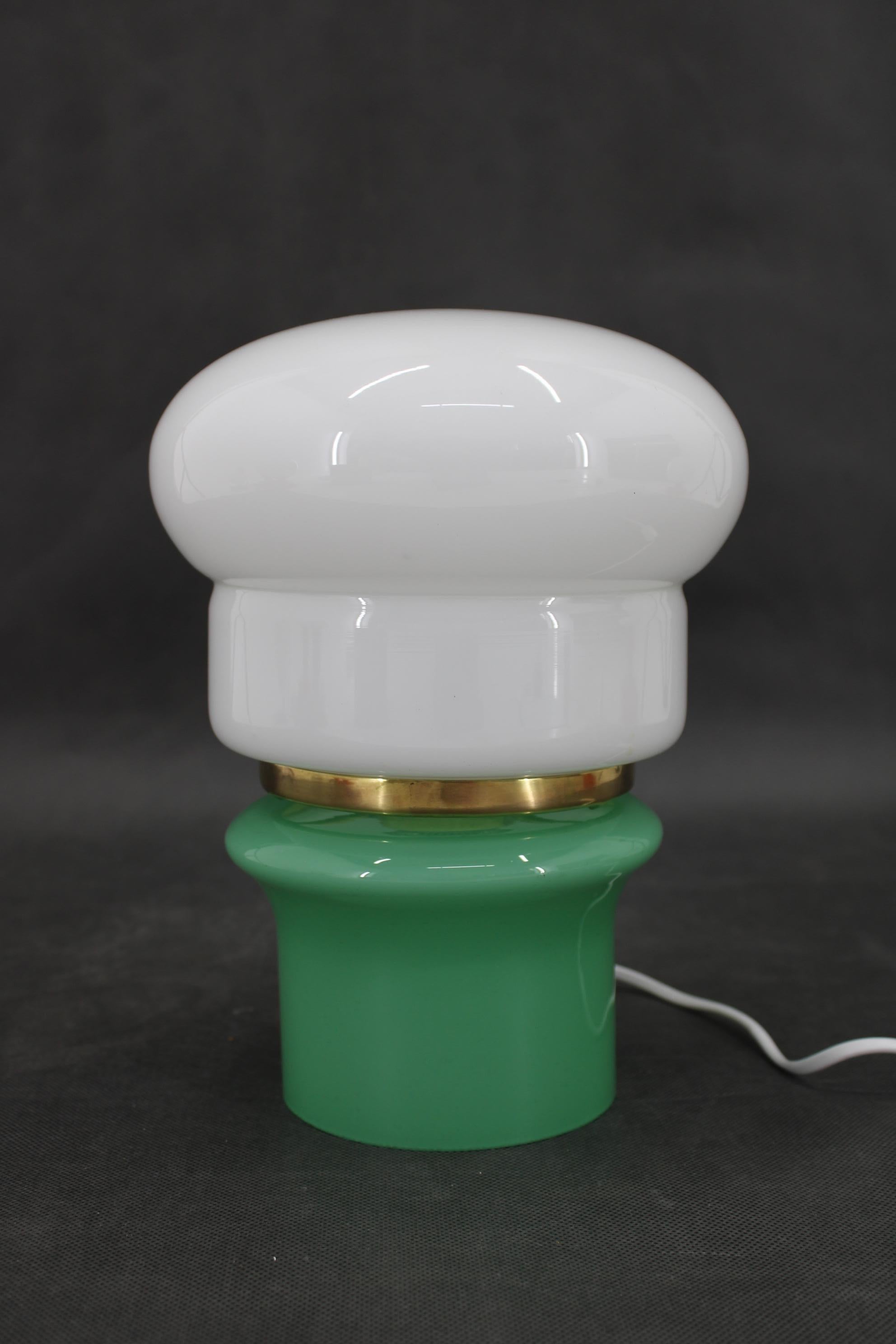 1960er Opalglas-Tischlampe , Tschechoslowakei (Moderne der Mitte des Jahrhunderts) im Angebot