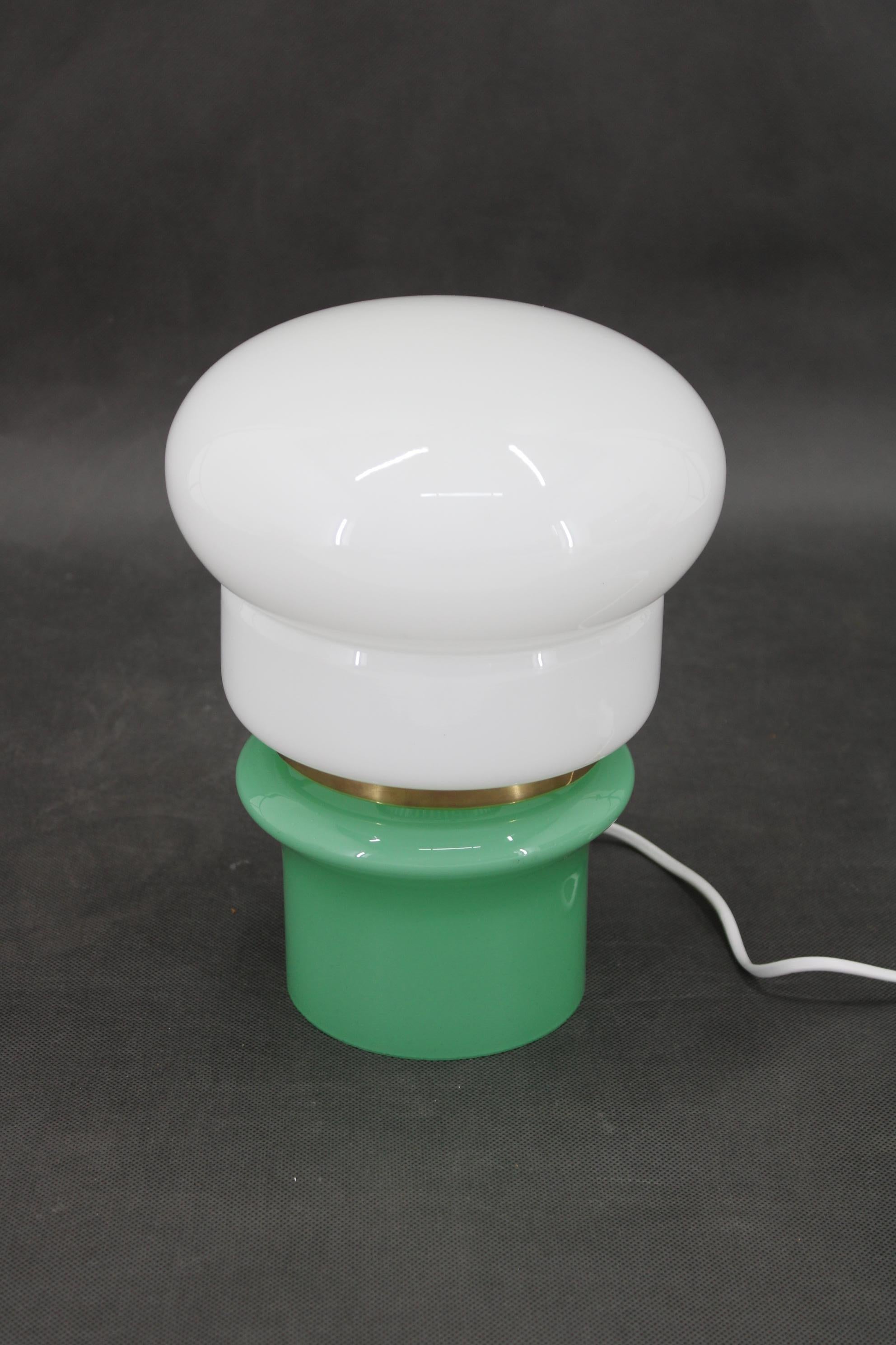 1960er Opalglas-Tischlampe , Tschechoslowakei (Tschechisch) im Angebot