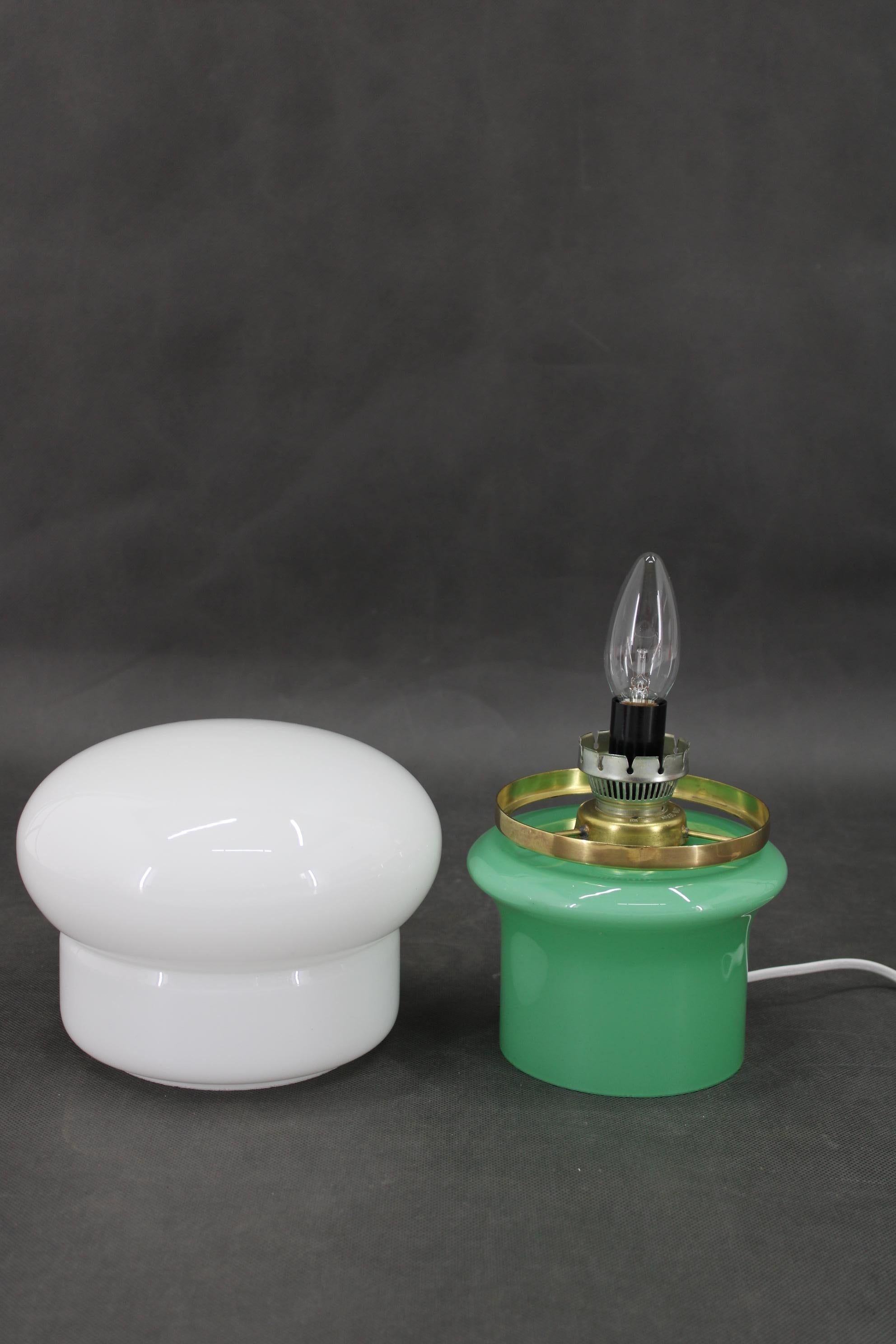 1960er Opalglas-Tischlampe , Tschechoslowakei im Zustand „Gut“ im Angebot in Praha, CZ