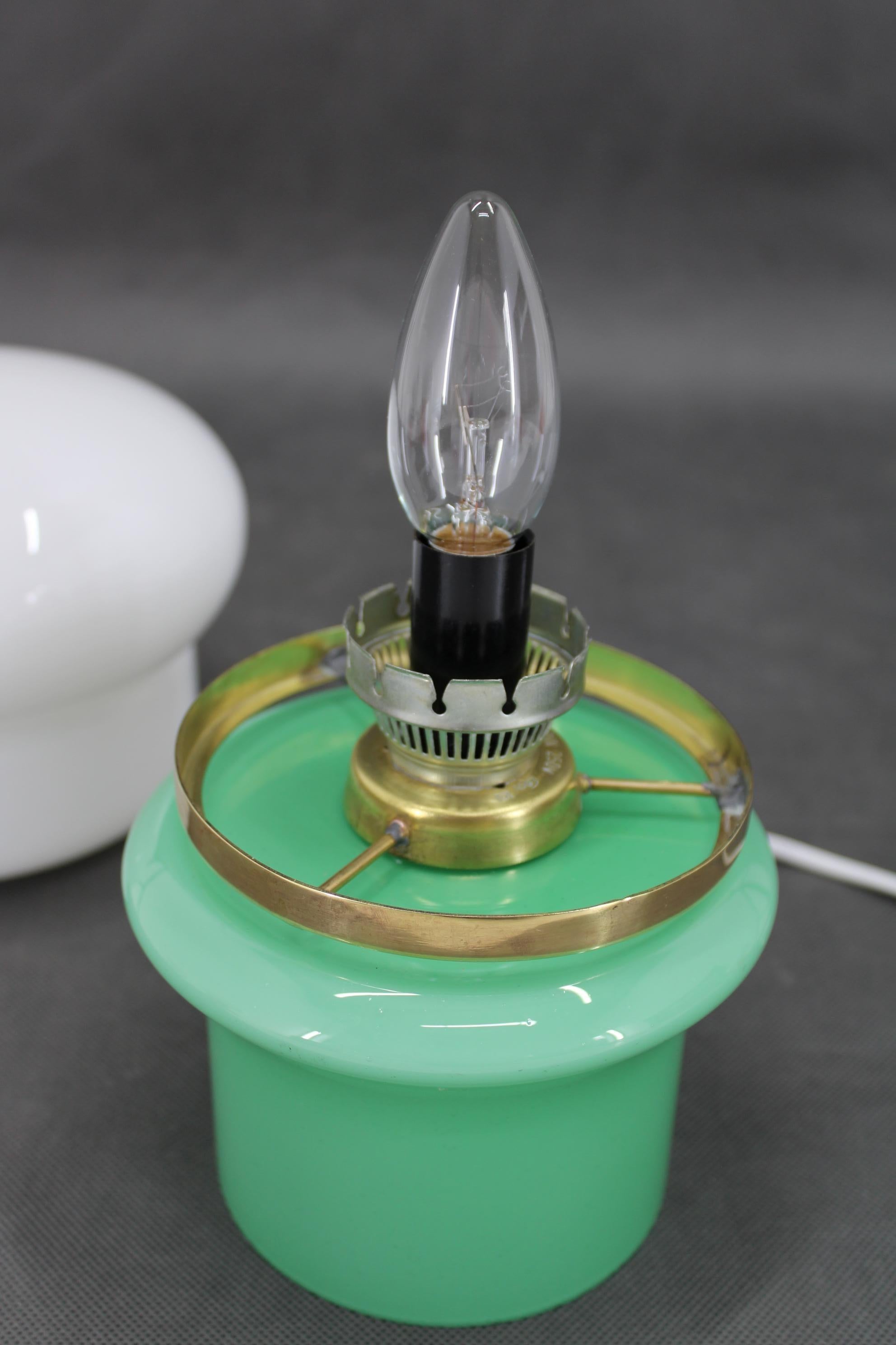 1960er Opalglas-Tischlampe , Tschechoslowakei (Mitte des 20. Jahrhunderts) im Angebot