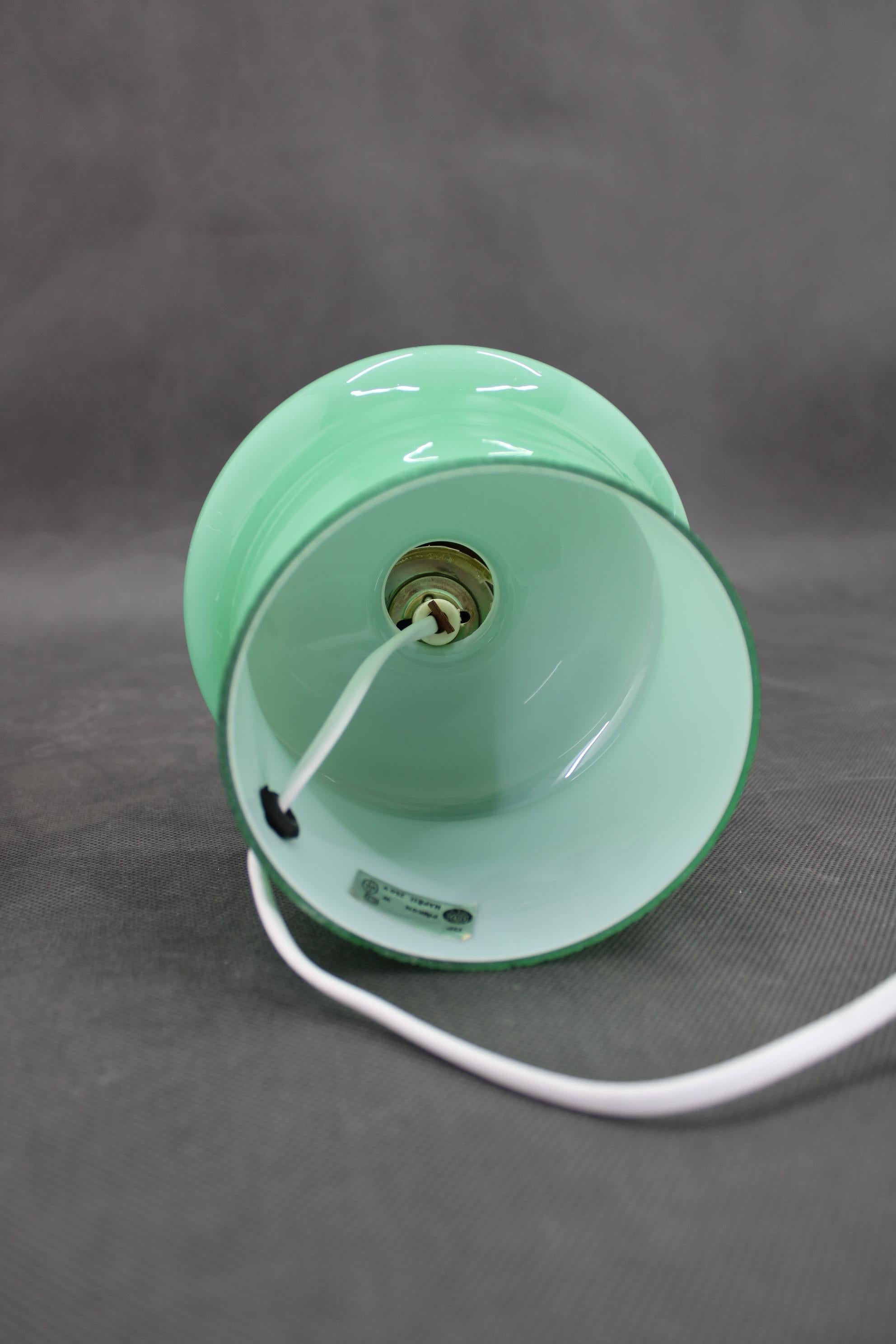 1960er Opalglas-Tischlampe , Tschechoslowakei (Glas) im Angebot