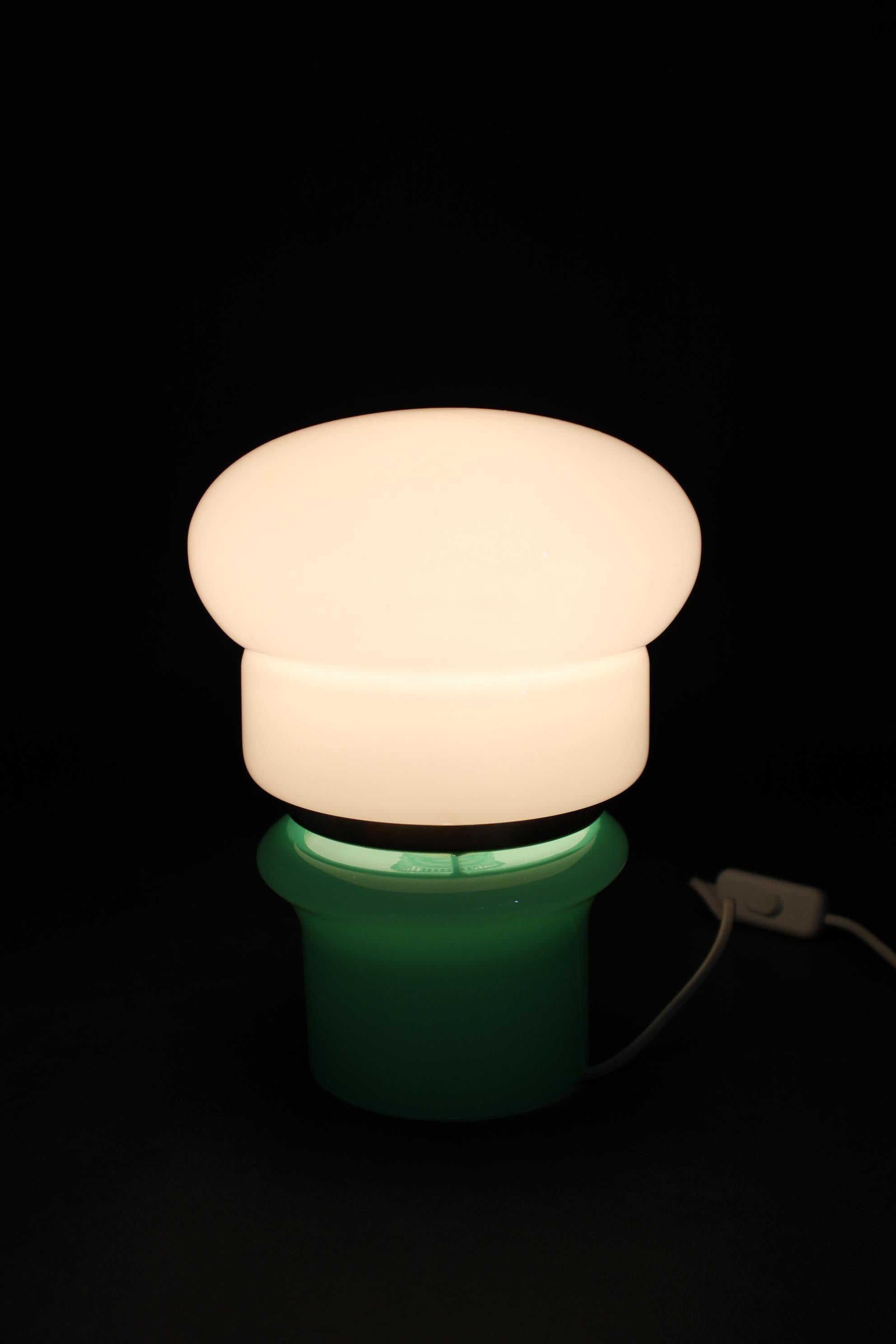 1960er Opalglas-Tischlampe , Tschechoslowakei im Angebot 2