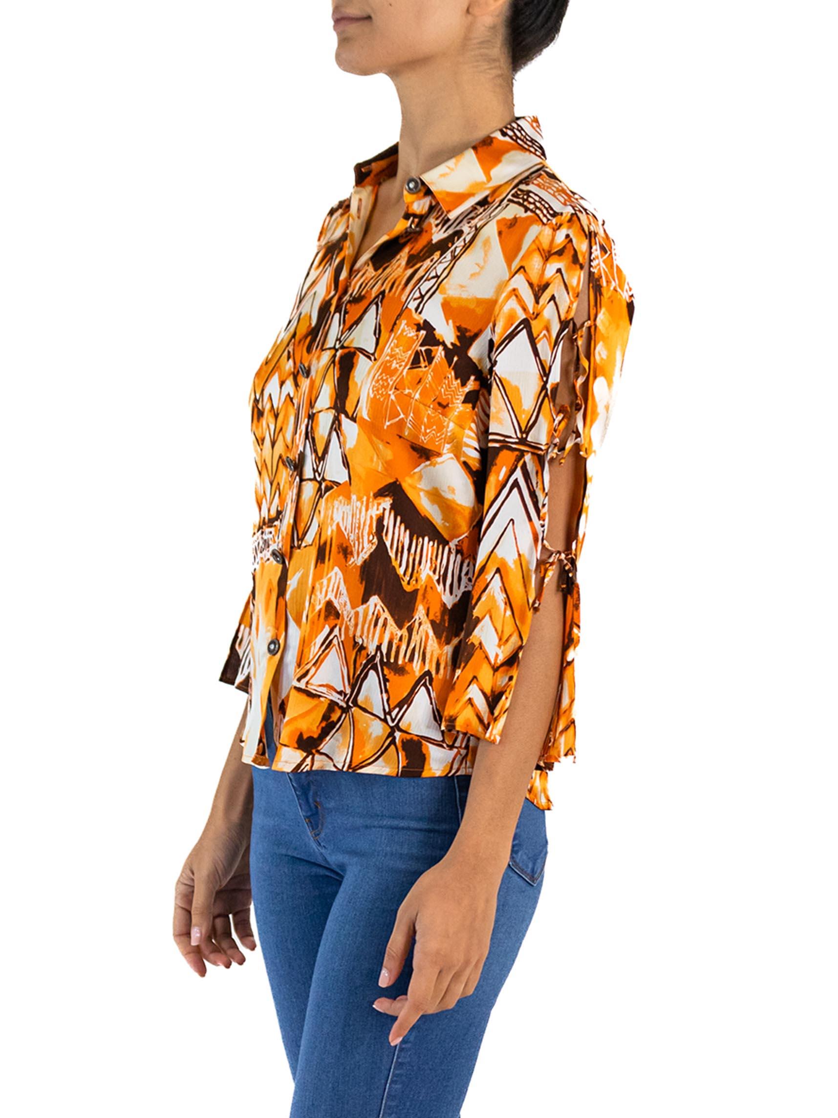 1960S Orange & Braun Seiden Charmeuse Geometrische Tiki Bluse mit offenen Krawatte Ärmel