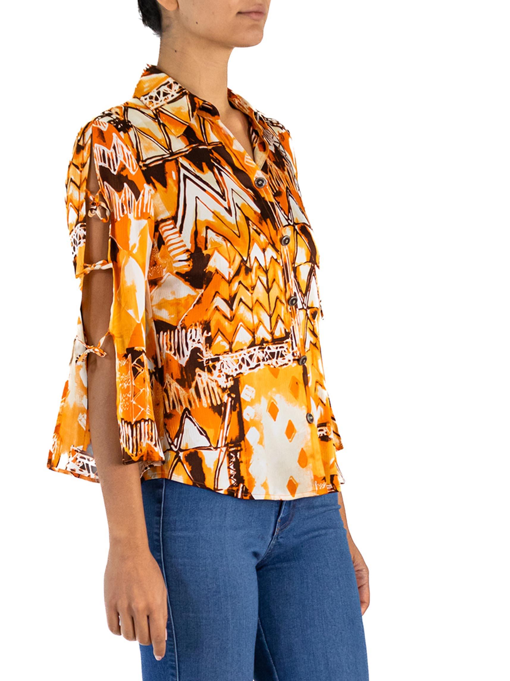 Geometrische Tiki-Bluse aus Seiden-Charmeuse in Orange & Braun aus den 1960er Jahren mit offenen Krawattenärmeln im Zustand „Hervorragend“ im Angebot in New York, NY