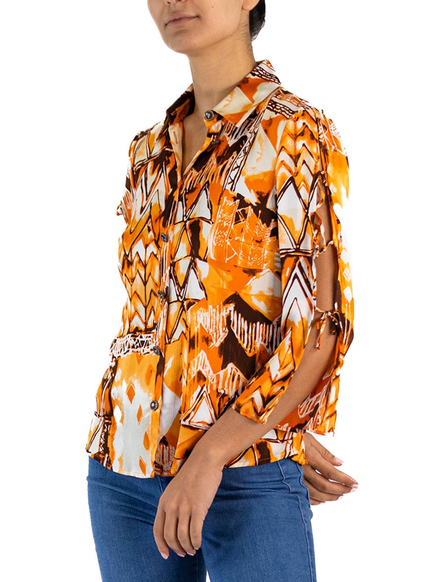 Geometrische Tiki-Bluse aus Seiden-Charmeuse in Orange & Braun aus den 1960er Jahren mit offenen Krawattenärmeln Damen im Angebot