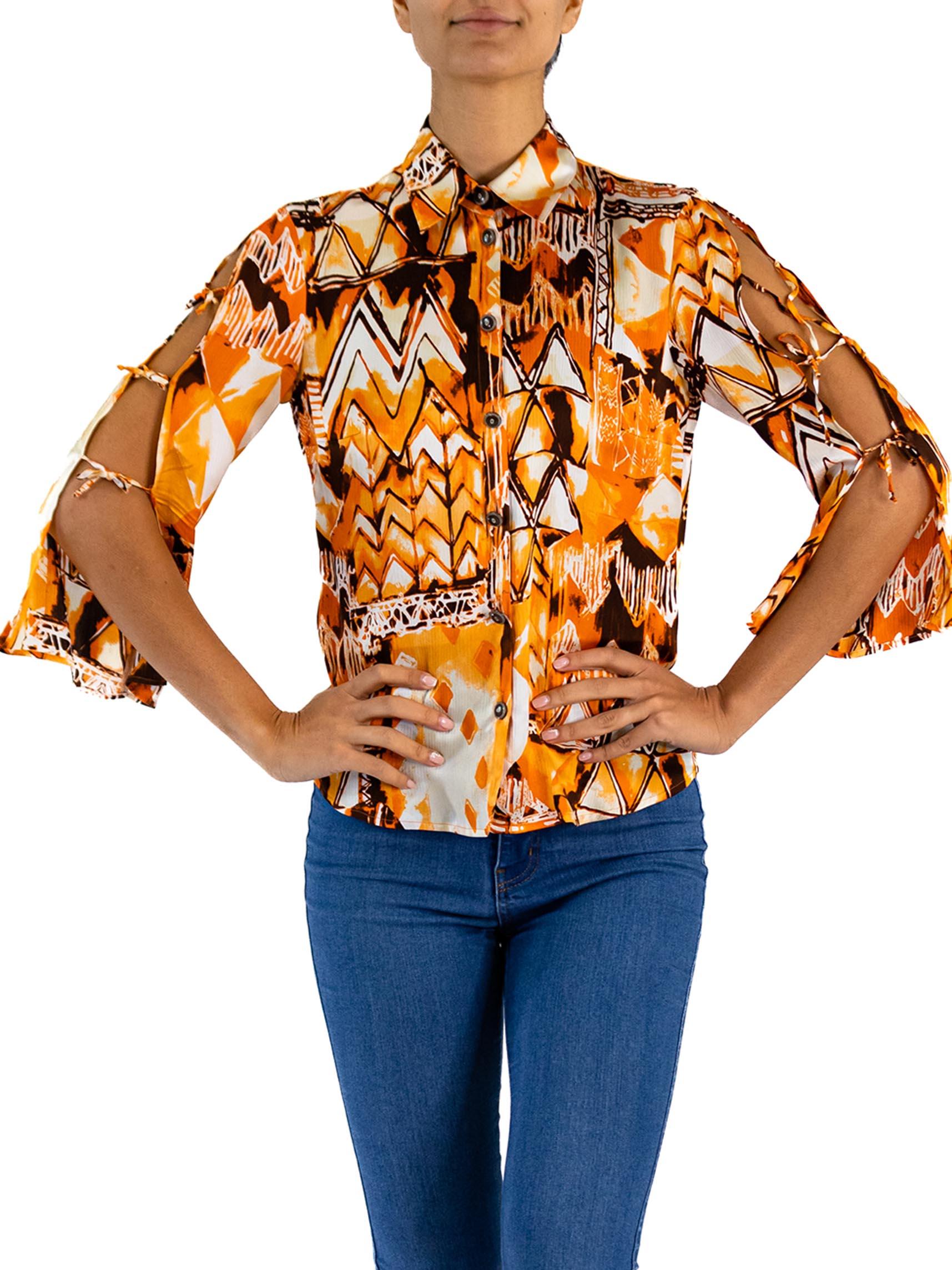Geometrische Tiki-Bluse aus Seiden-Charmeuse in Orange & Braun aus den 1960er Jahren mit offenen Krawattenärmeln im Angebot 1