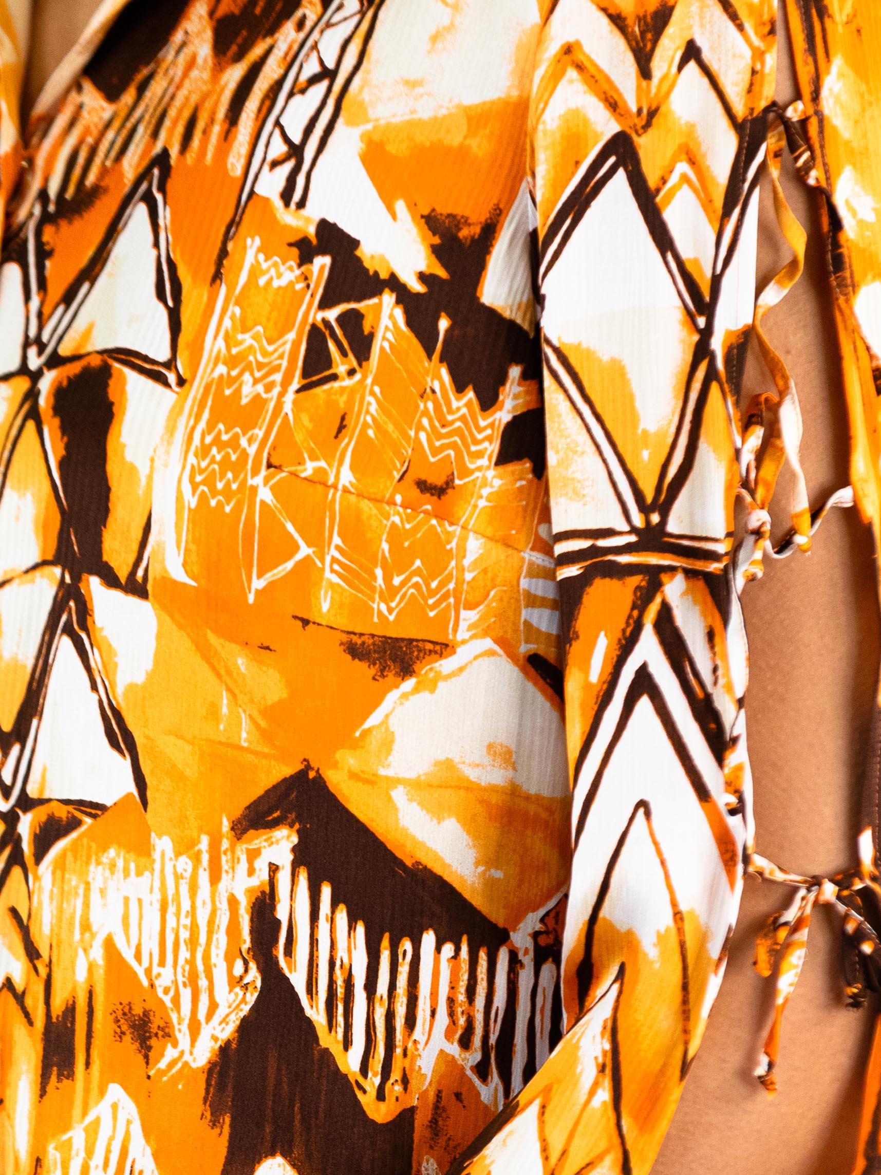 Geometrische Tiki-Bluse aus Seiden-Charmeuse in Orange & Braun aus den 1960er Jahren mit offenen Krawattenärmeln im Angebot 3