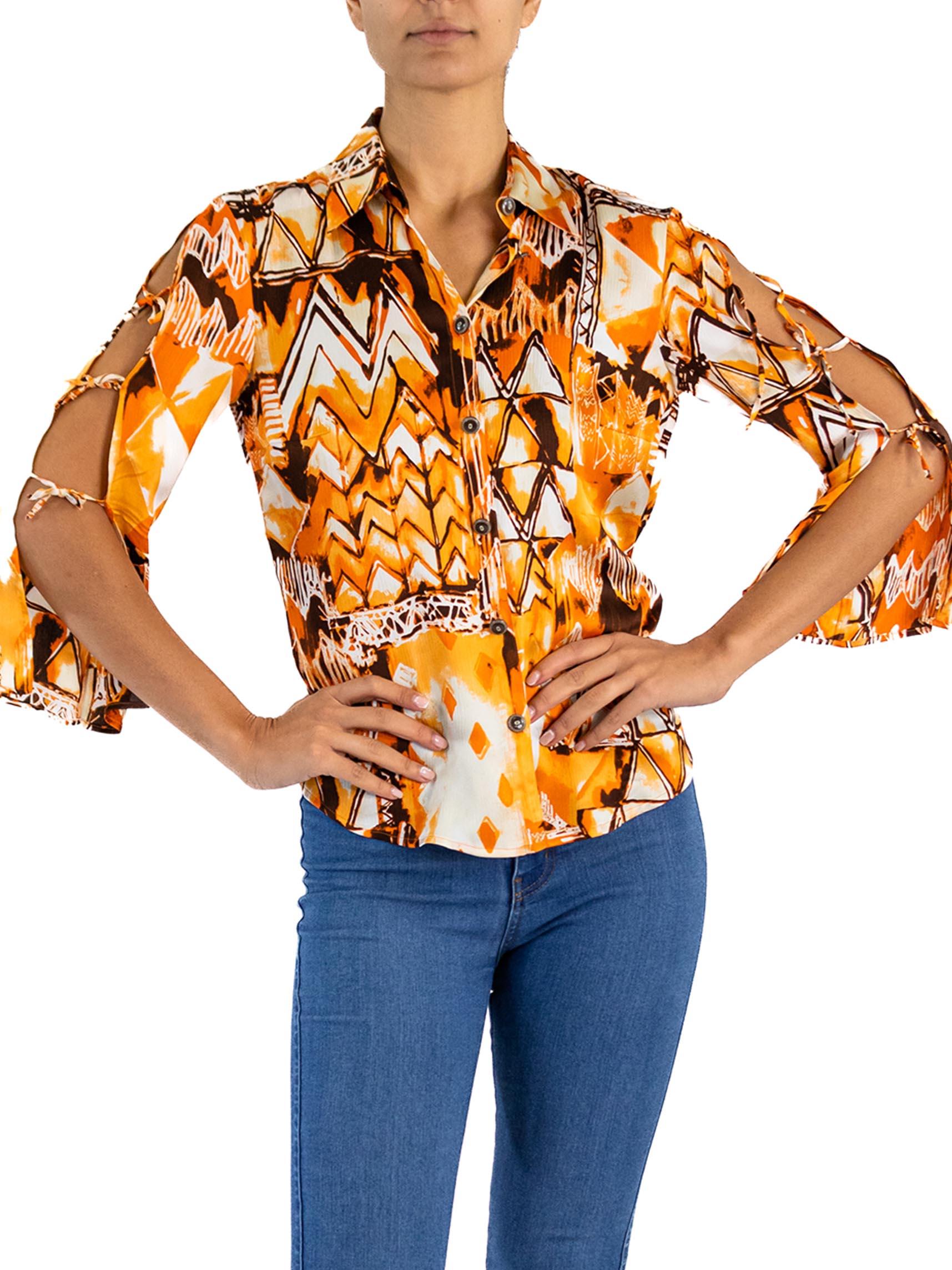 Geometrische Tiki-Bluse aus Seiden-Charmeuse in Orange & Braun aus den 1960er Jahren mit offenen Krawattenärmeln im Angebot 4