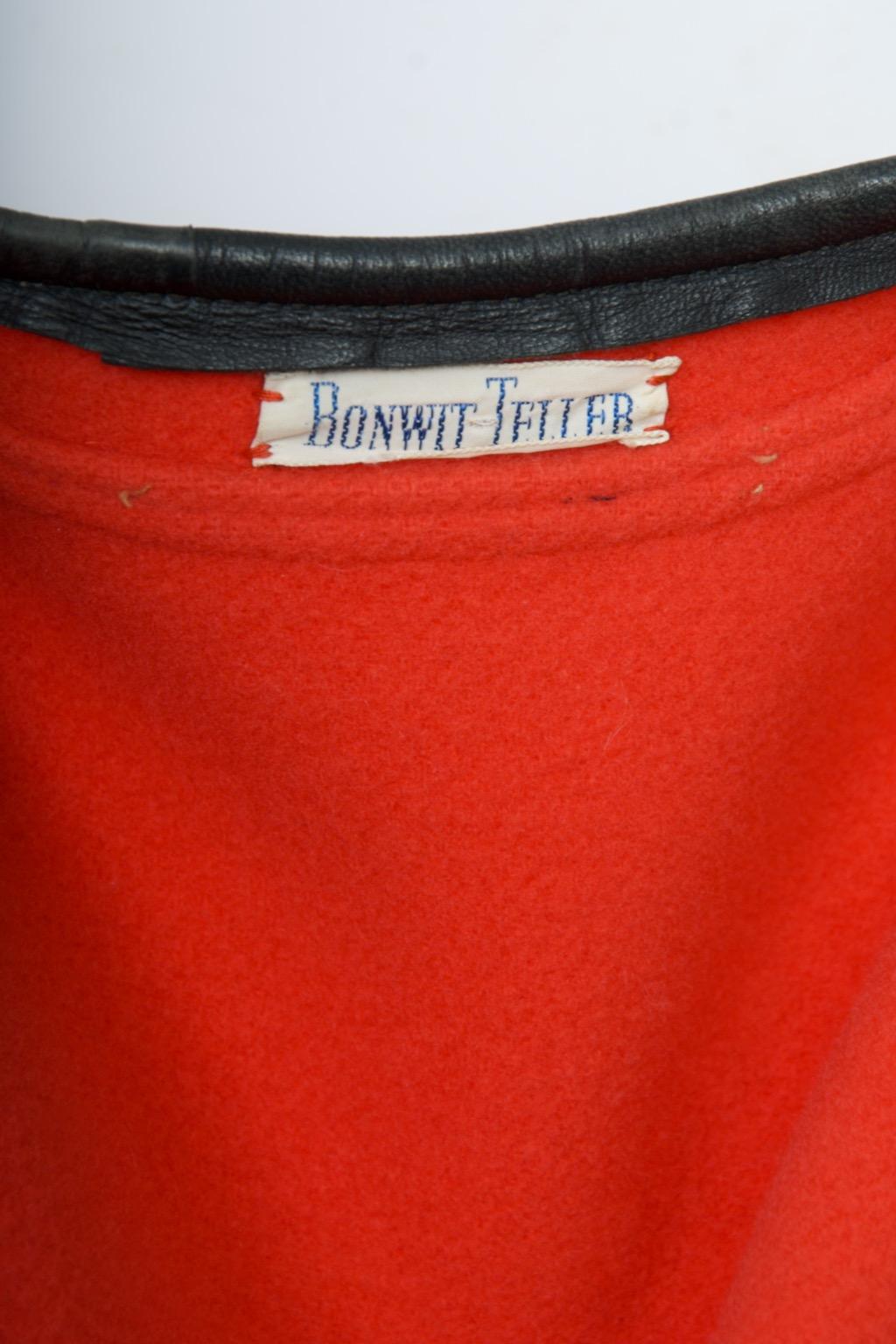 Abrigo naranja de los años 60 con adornos de cuero negro en venta 5