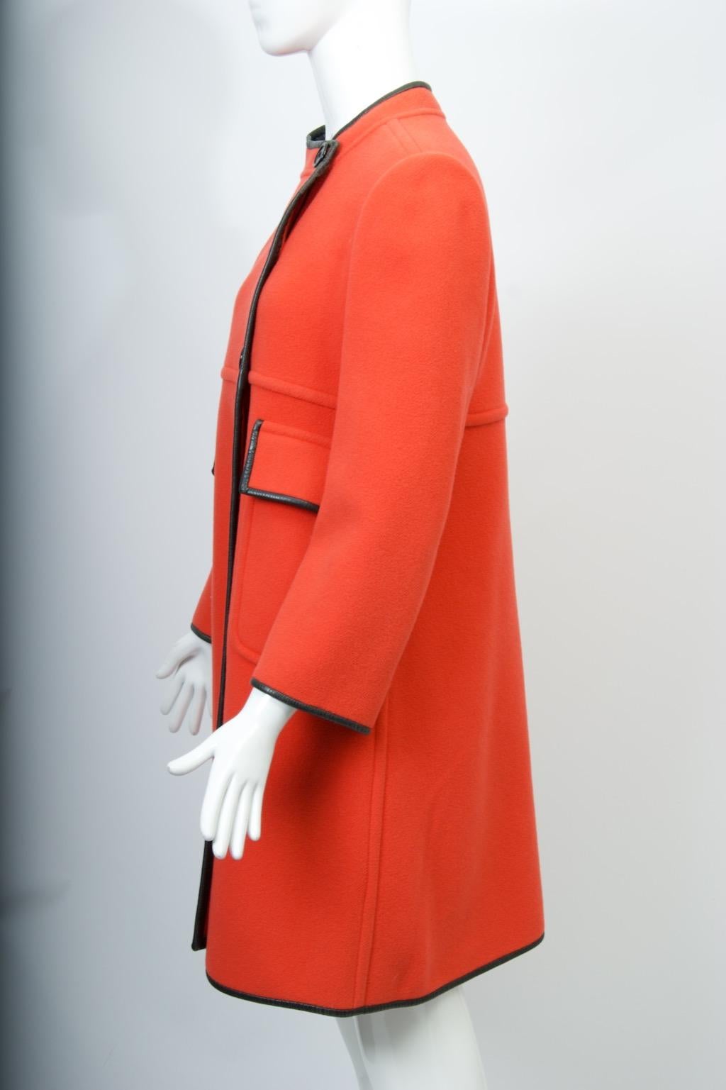 Abrigo naranja de los años 60 con adornos de cuero negro Rojo en venta