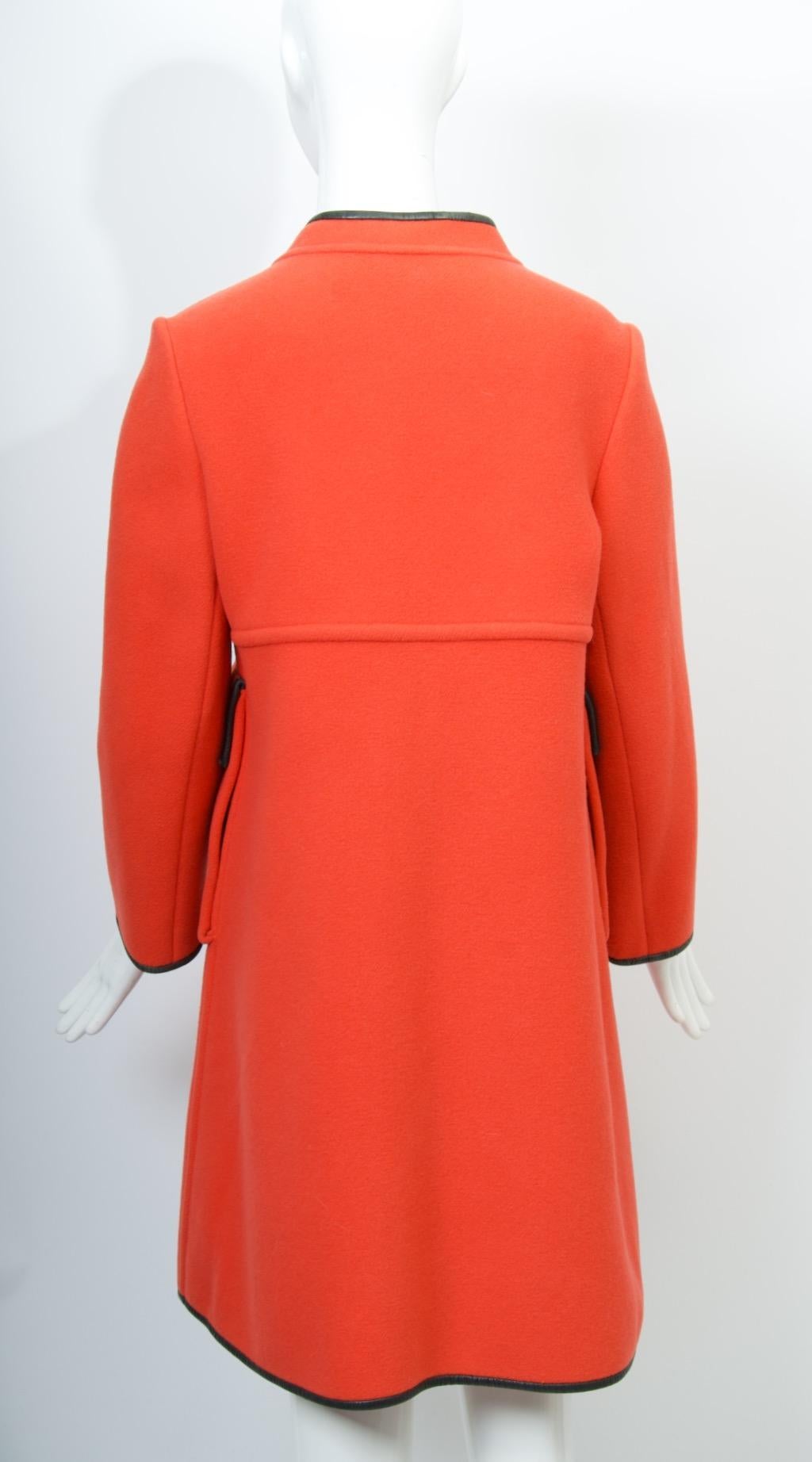 Abrigo naranja de los años 60 con adornos de cuero negro en Bueno estado para la venta en Alford, MA