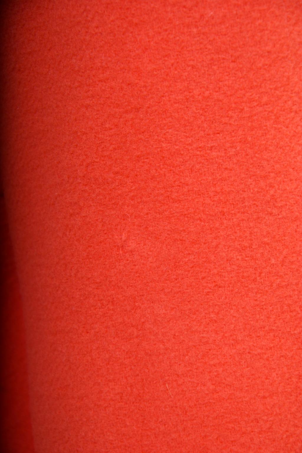 Abrigo naranja de los años 60 con adornos de cuero negro en venta 1