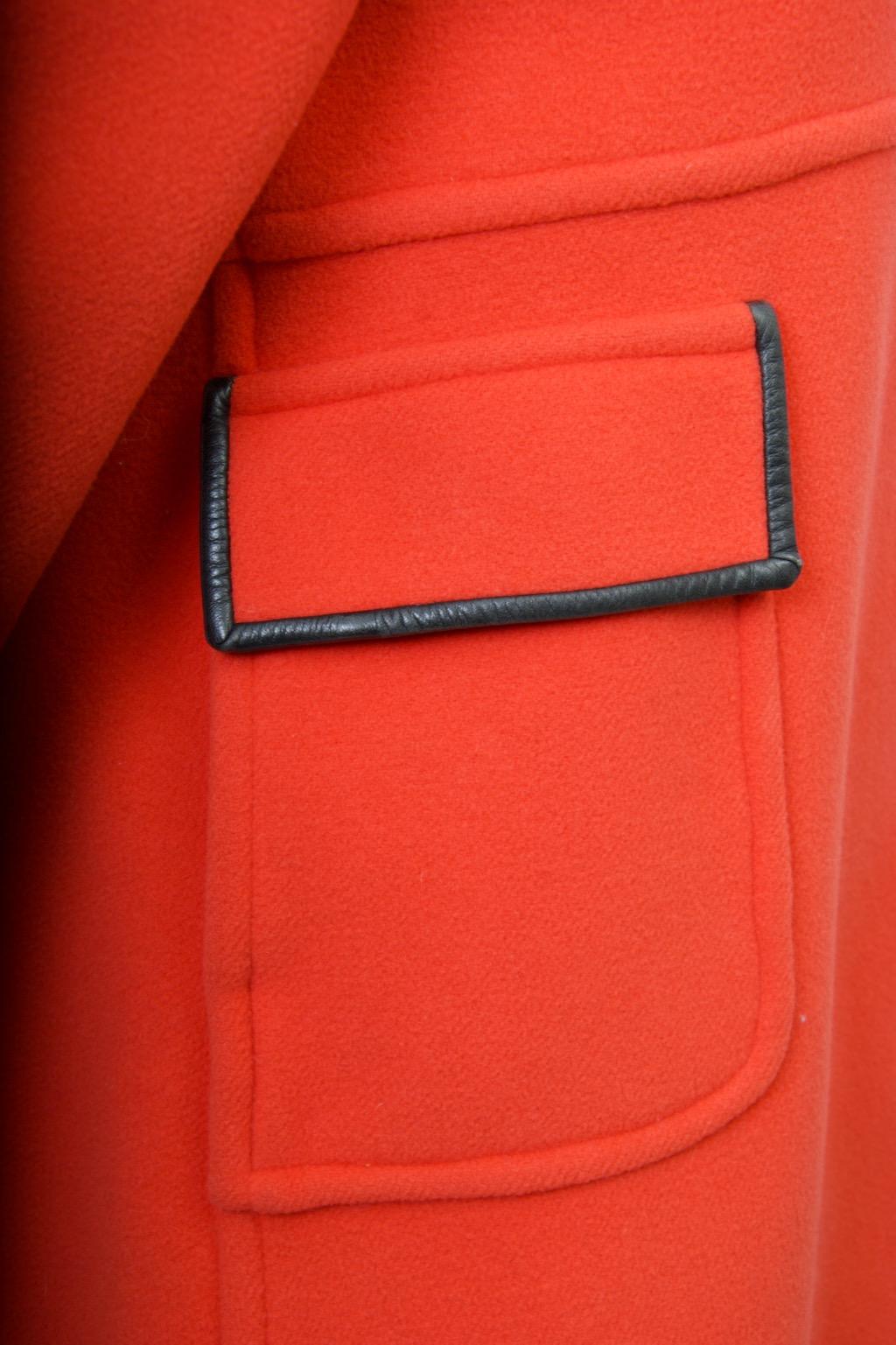 Abrigo naranja de los años 60 con adornos de cuero negro en venta 2