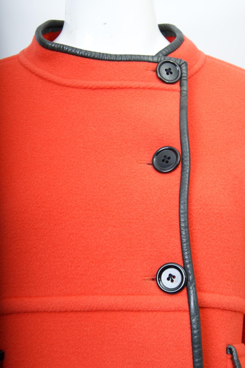 Abrigo naranja de los años 60 con adornos de cuero negro en venta 3