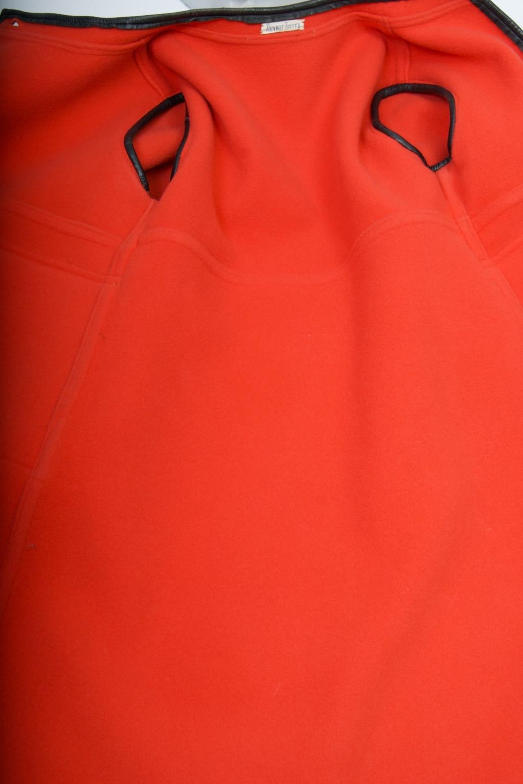 Abrigo naranja de los años 60 con adornos de cuero negro en venta 4