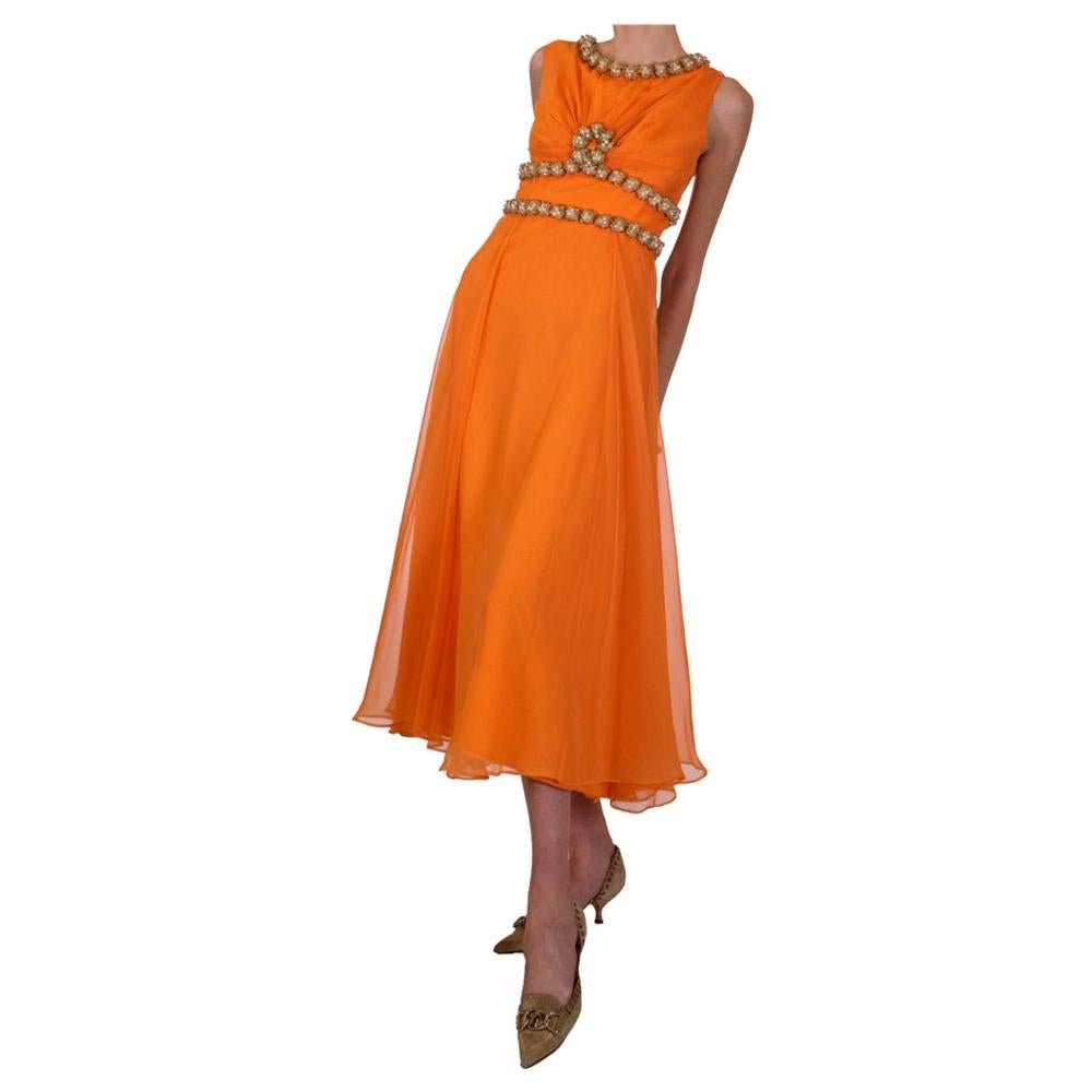 Robe orange des années 1960 avec détails de perles complémentaires