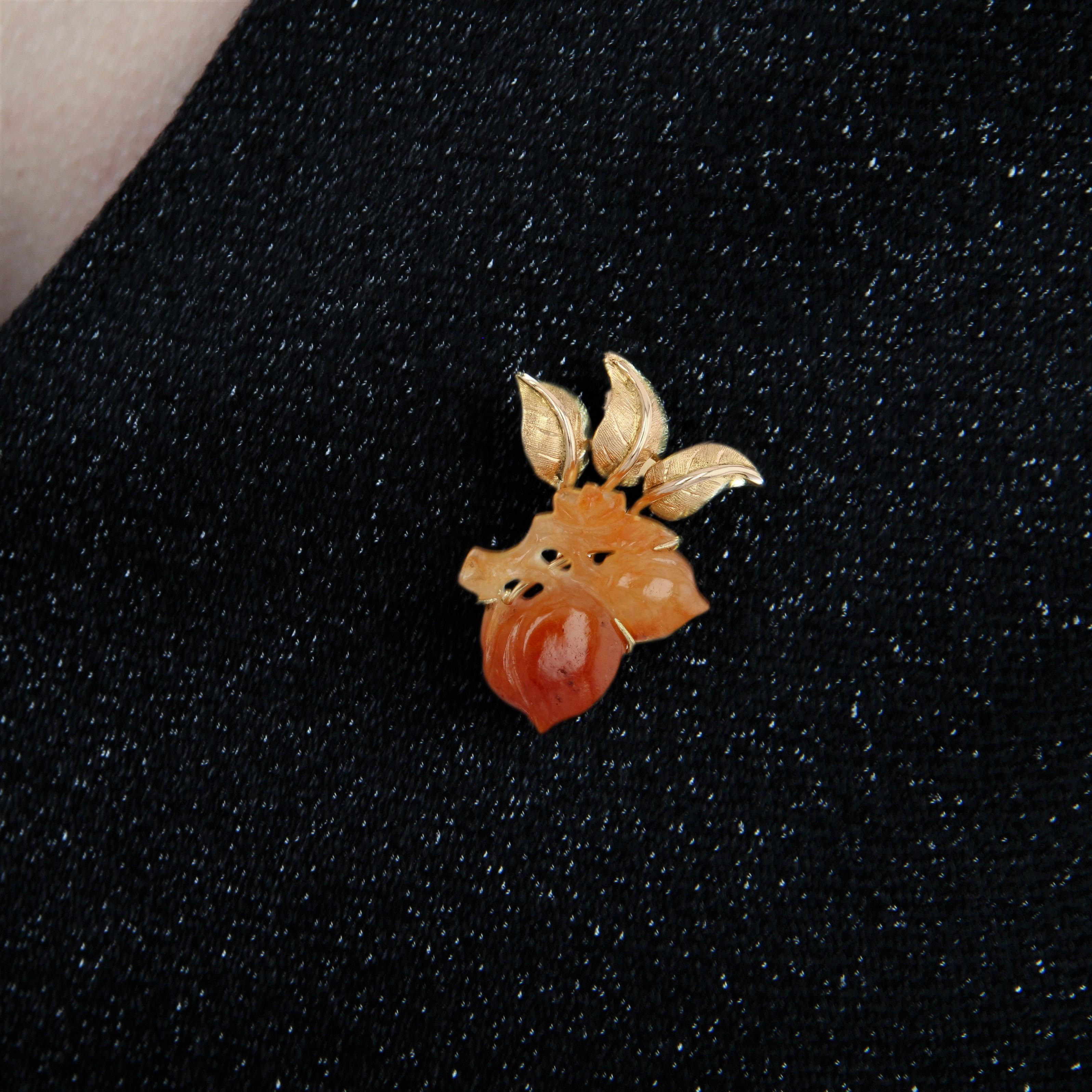 1960s Orange Jade 18 Karat Yellow Gold Brooch For Sale 2