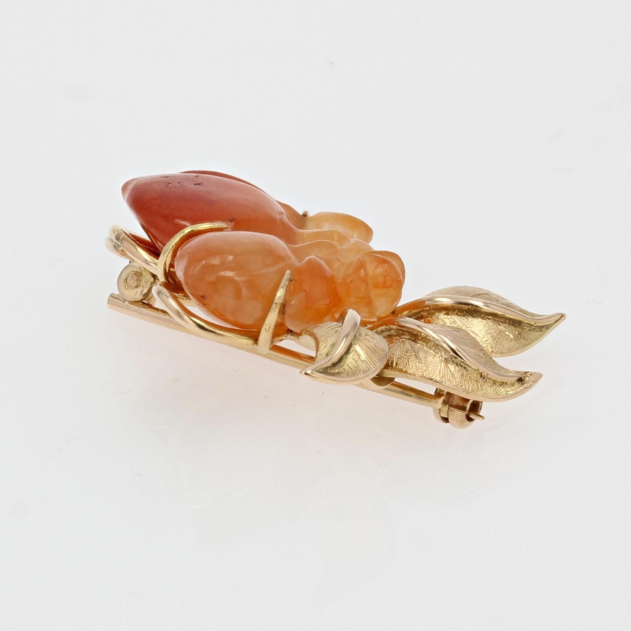 Retro 1960s Orange Jade 18 Karat Yellow Gold Brooch For Sale