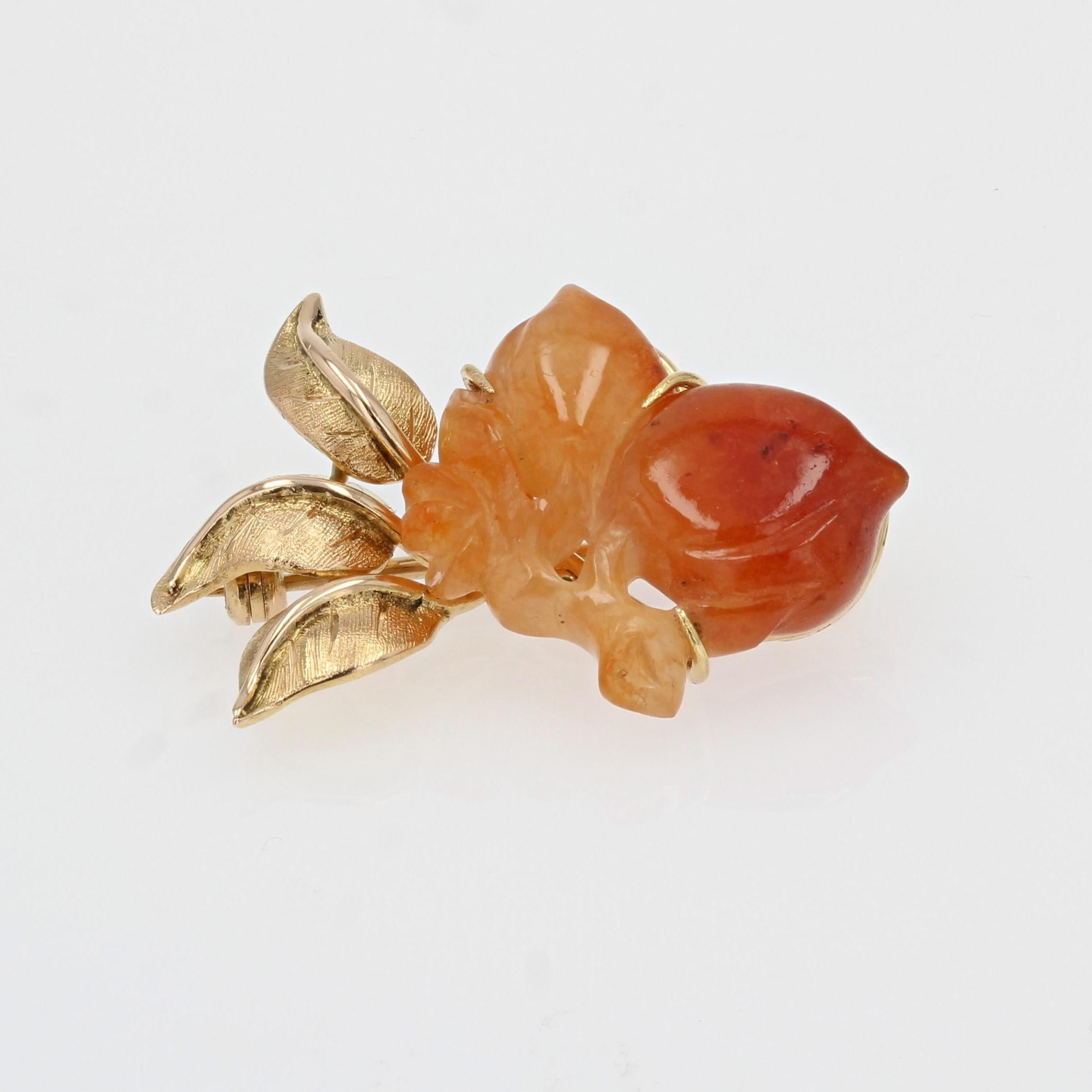 1960s Orange Jade 18 Karat Yellow Gold Brooch In Good Condition For Sale In Poitiers, FR