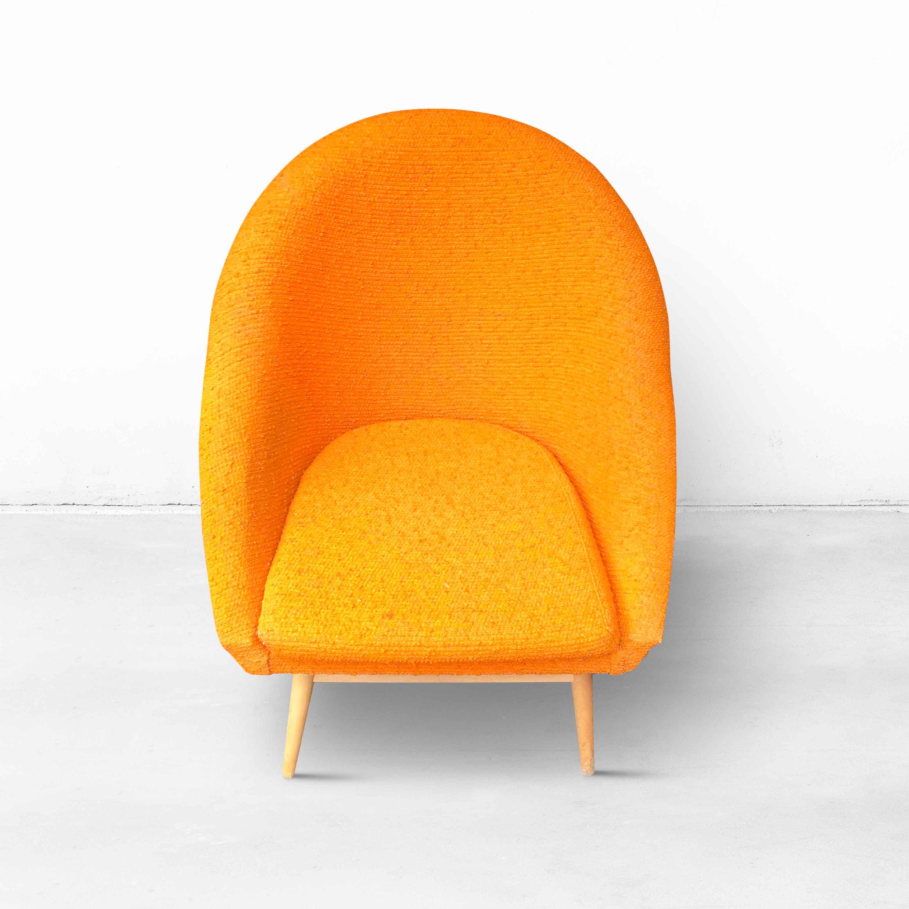 Träumen Sie in diesen orangefarbenen Schalensitzen aus den 1960er Jahren. Der Stoff weist keine Flecken oder Beschädigungen auf und der Sitzkomfort ist immer noch sehr gut. Die Holzbeine weisen einige Abnutzungserscheinungen auf, sind aber immer