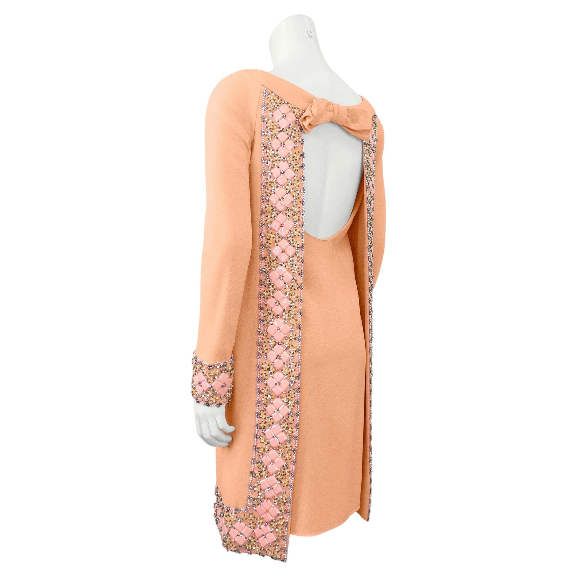 Robe de cocktail en crêpe de soie orange des années 1960 avec dos ouvert et perlage élaboré