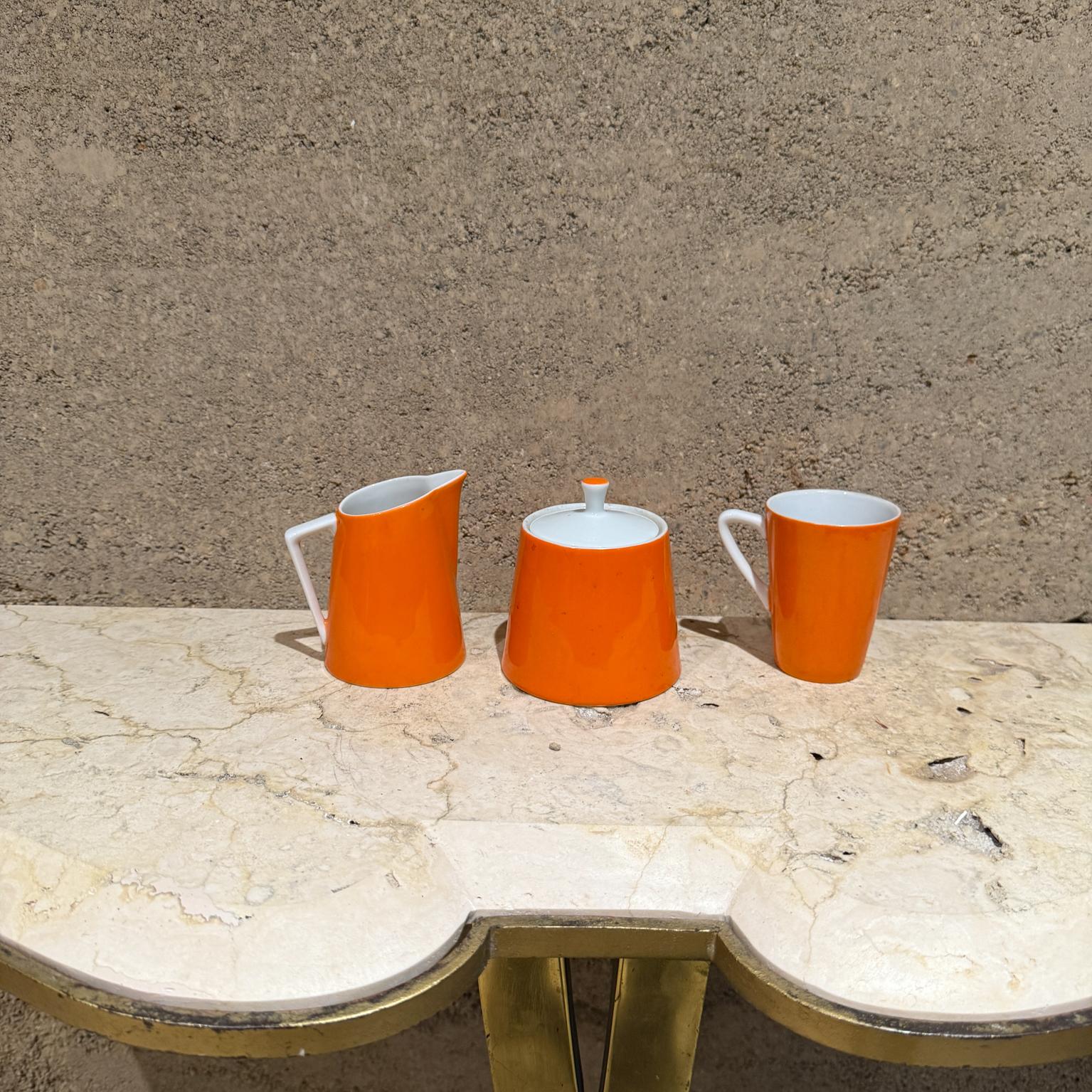 MCM Orange Zucker Sahnekännchen Set Kaffeebecher
zugeschrieben Harmony House Ensenada von Sears
Zucker 4 h x 3,38 Milchkännchen 3,63 h x 3,25 x 2,5 Durchmesser
Becher 3,18 h x 3,13 t x 2,25 Durchmesser
Vintage aus Vorbesitz
Siehe die aufgeführten
