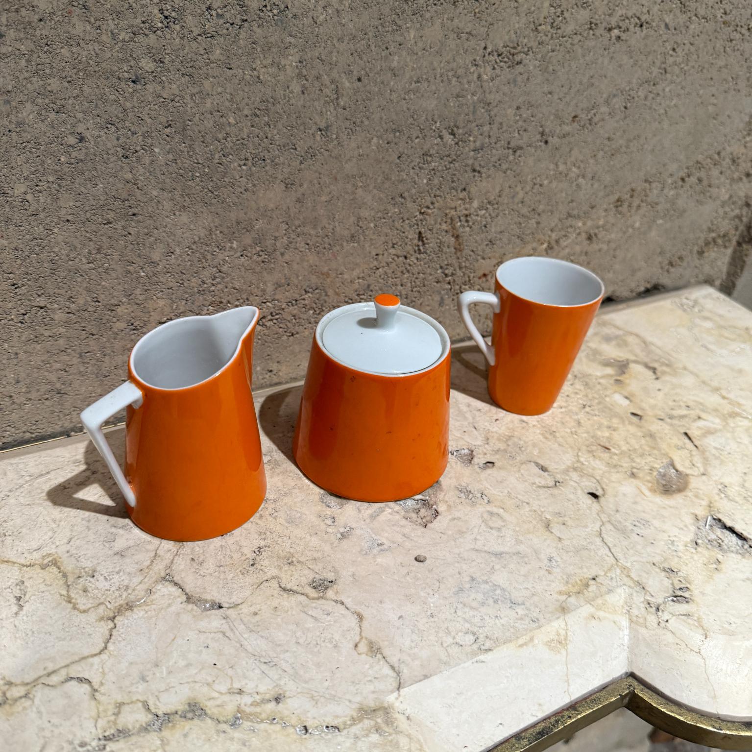 1960er Jahre Orange Sugar Creamer Set & Kaffeebecher (Moderne der Mitte des Jahrhunderts) im Angebot