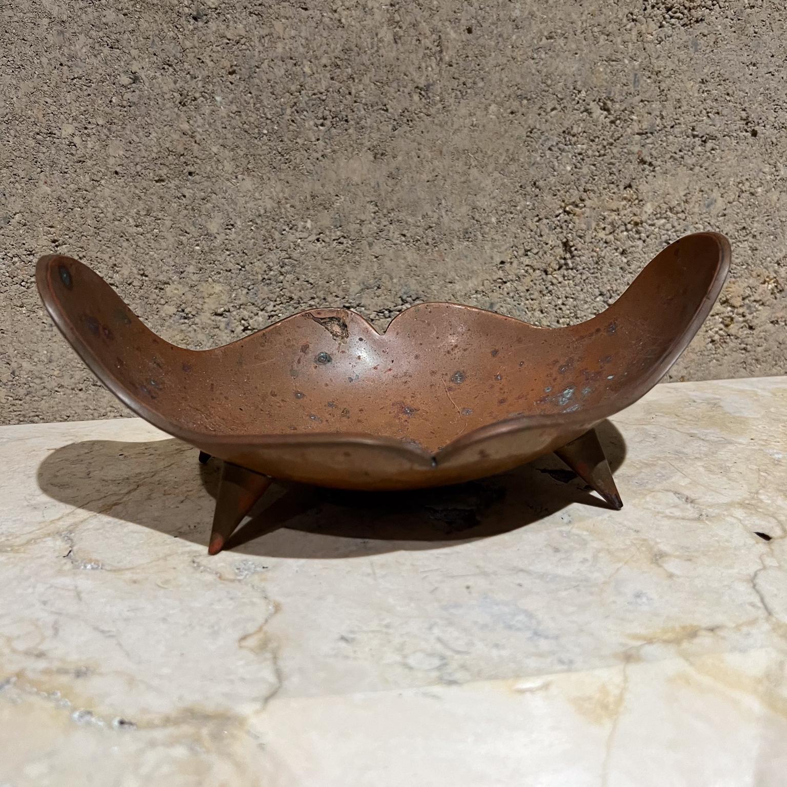Piatto da portata scultoreo in rame con piede Forma organica
Non segnato
stile di Los Castillo
3,5 H. x 8,5 L. x 5,5 D.
Patina presente
Condizioni originali e non restaurate
Esamina le immagini fornite.
