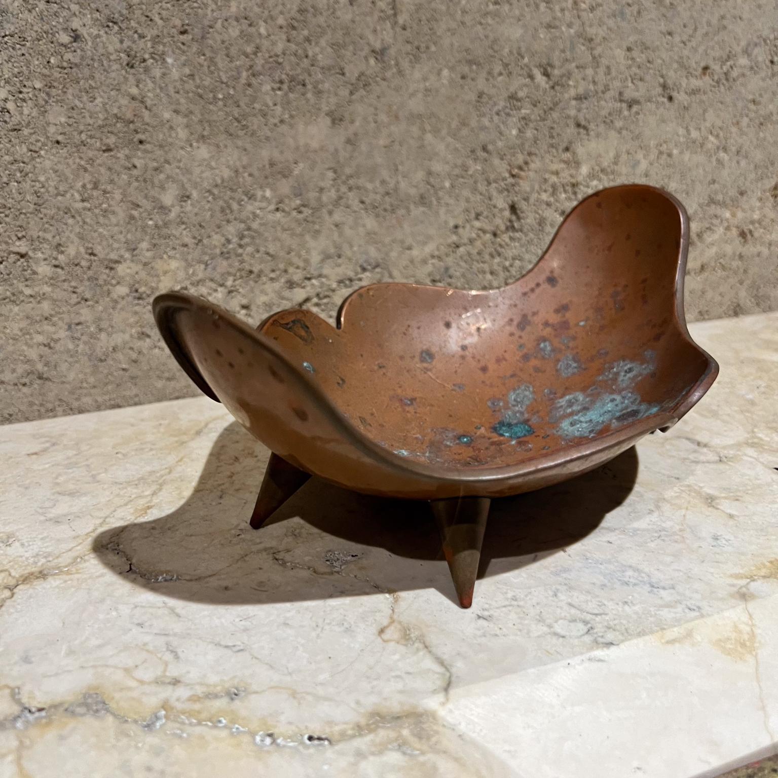 Mid-Century moderno Piatto da portata con piede a forma di ciotola organica in rame del 1960 in vendita