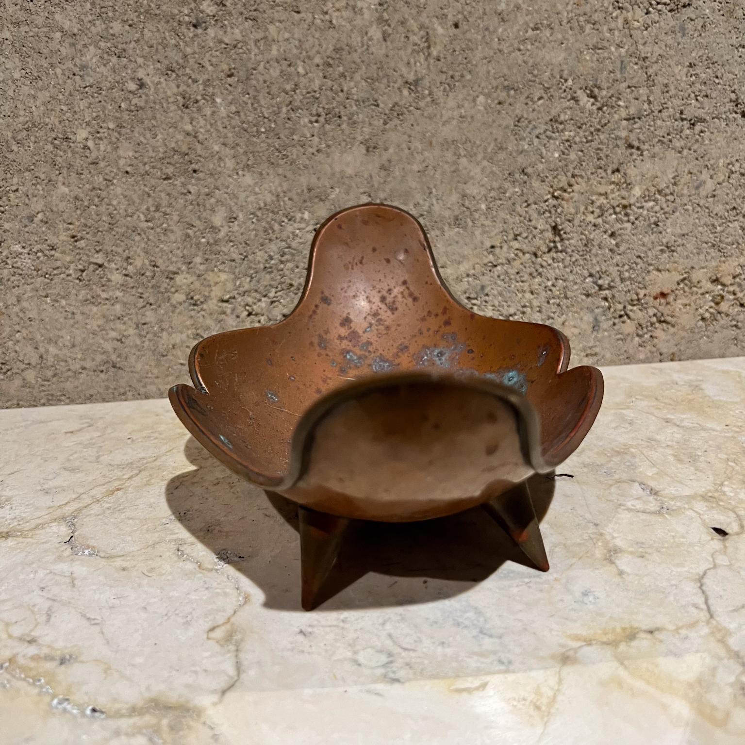 Messicano Piatto da portata con piede a forma di ciotola organica in rame del 1960 in vendita