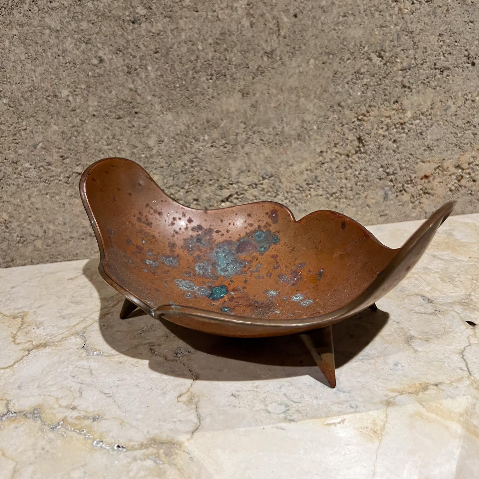 Piatto da portata con piede a forma di ciotola organica in rame del 1960 In condizioni discrete in vendita a Chula Vista, CA
