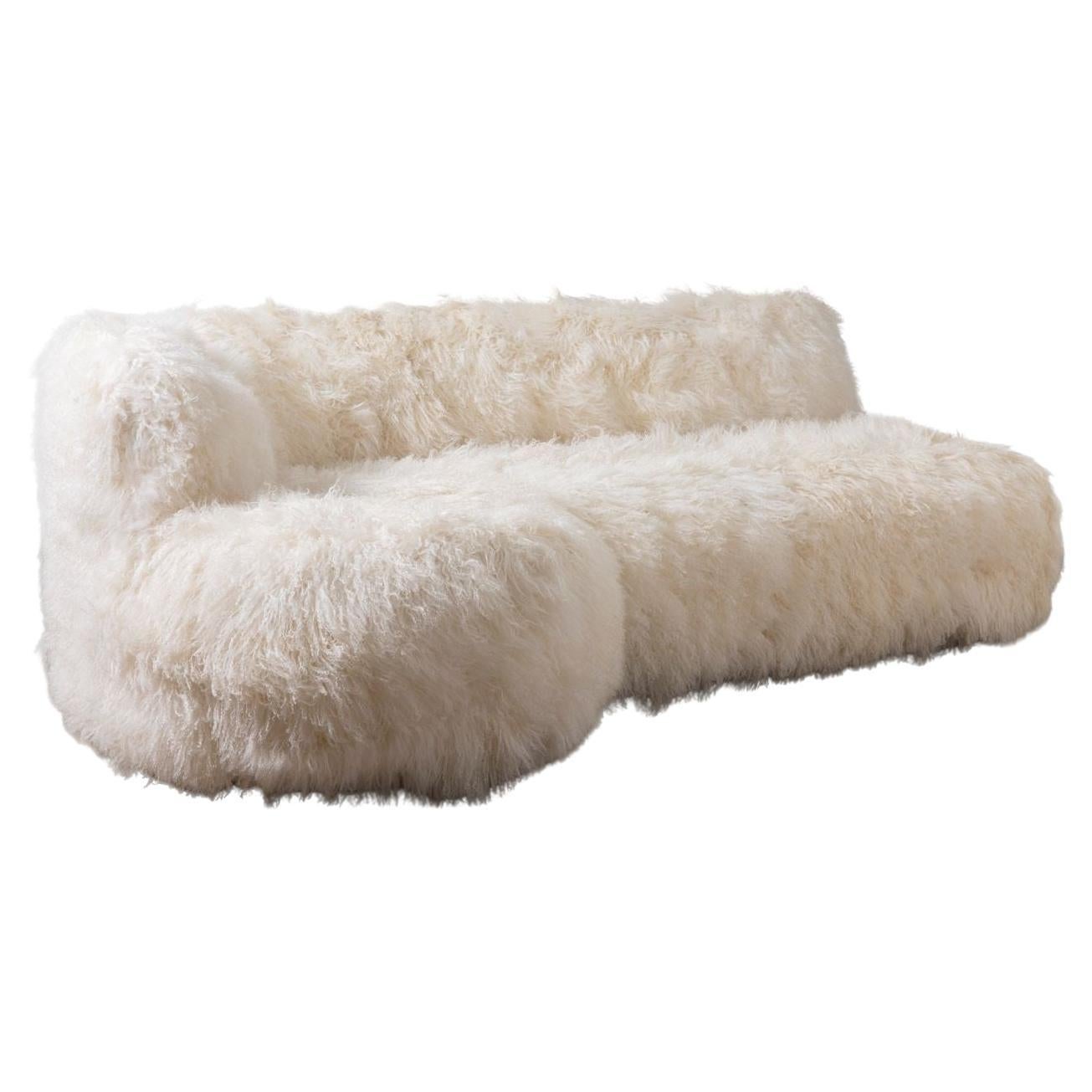 1960er Jahre Bio-Modernes Schafsfell-Sofa mit Birkenbeinen im Angebot