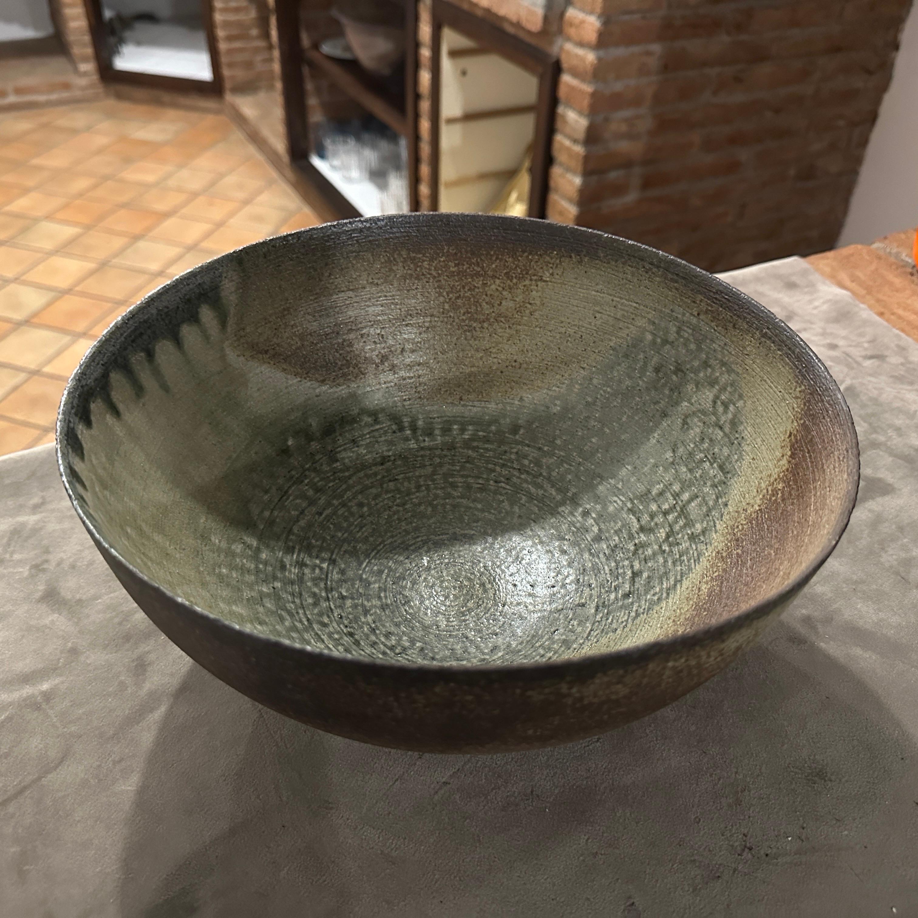 Refined centerpiece in porcelain stoneware, decorated in dark green and brown tones. Under the base, the manufacturer's trademark and paper label. 